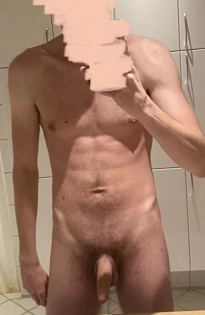 18, 183lbs 6â€1. I really enjoy the fact That we as normal people Can share ourselfs naked here and people ate positive. No matter if your Skinny or fat, have small or Big boobs, small or Big penis. I myself dont know what to Think of my body, as everyo