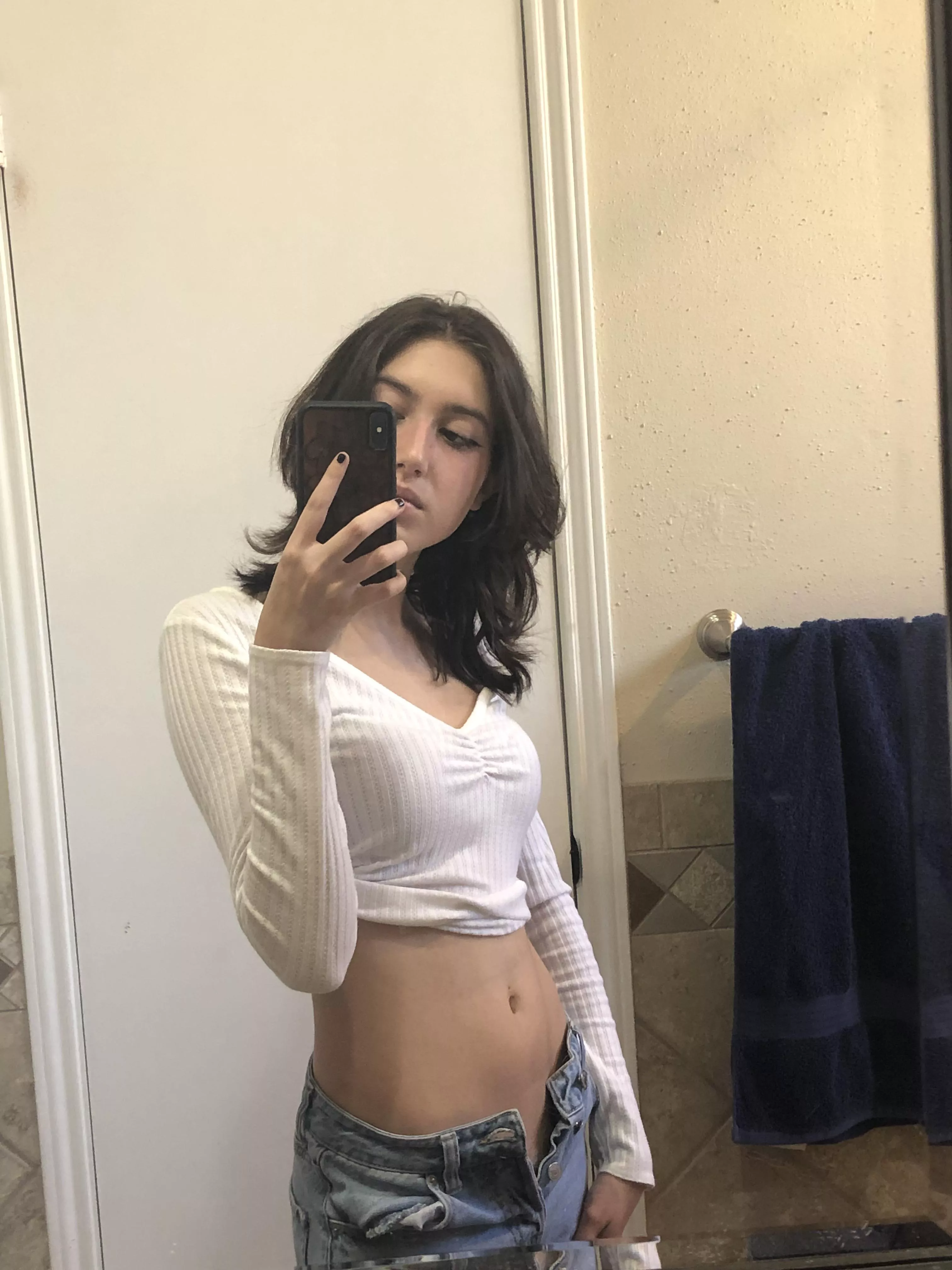 (18F) baggy jeans and long sleeve shirts are the best combo