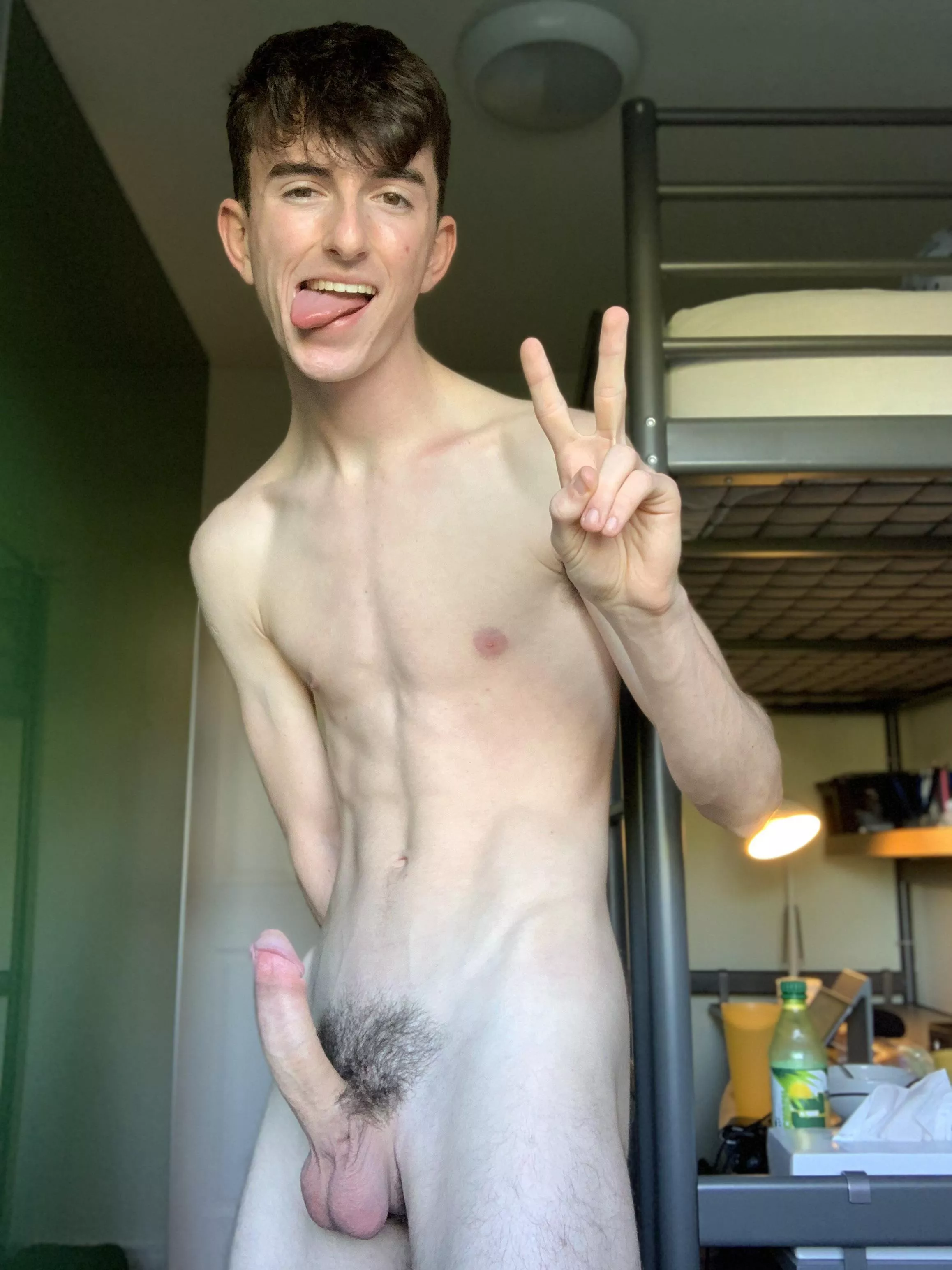 (18M) Hey Gaymers, should I shave my pubes? 😜✌️