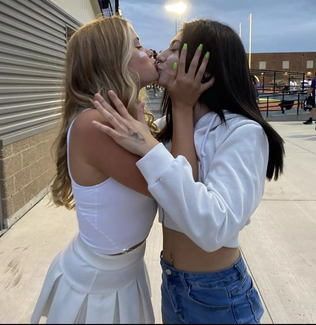 18yos new to kissing