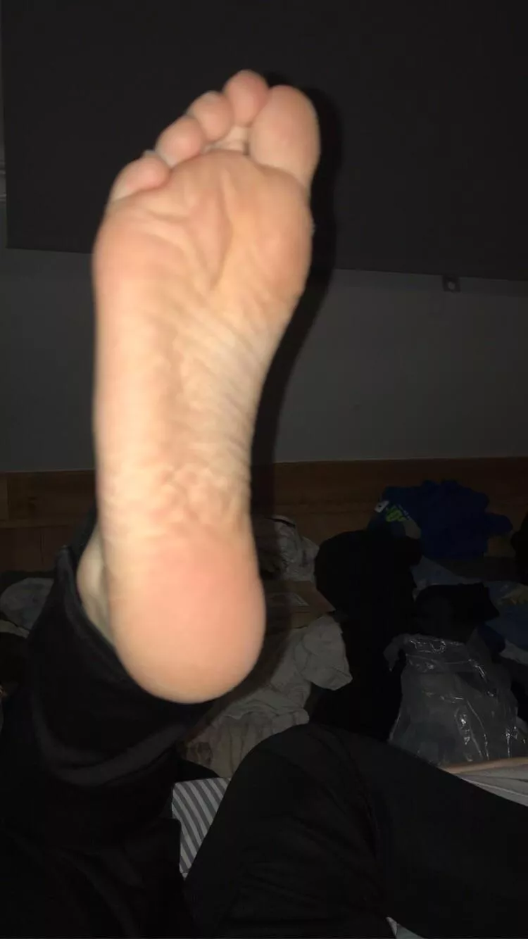 19 footlover hmu if you wanna chat super bored