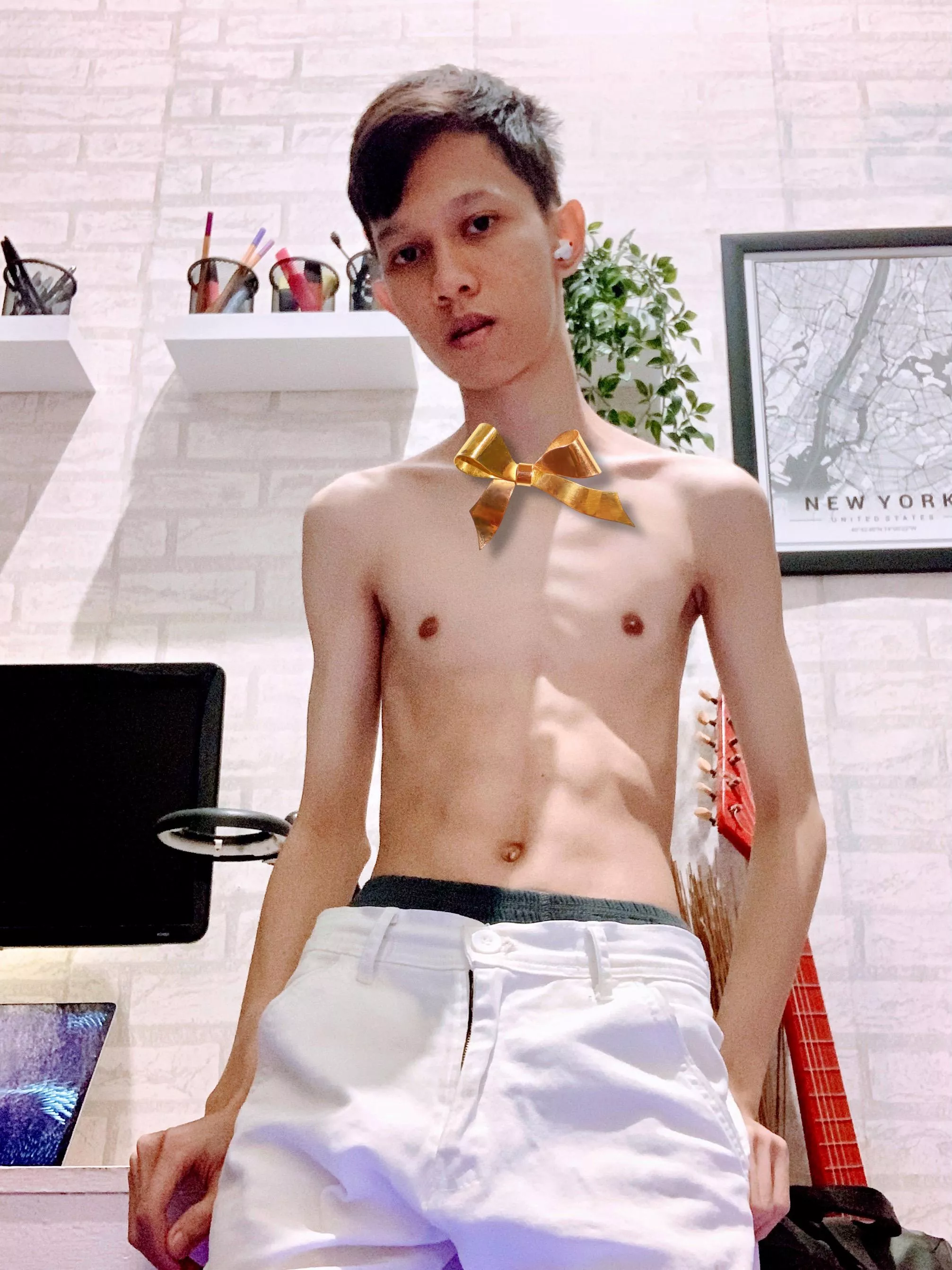 20. Who wants this skinny twink as a gift? 🎁