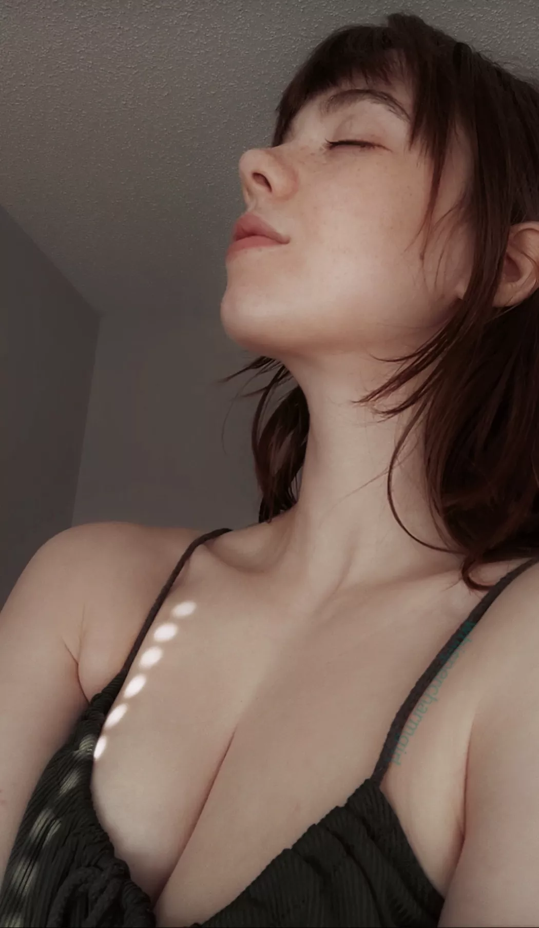 (20F) Collarbones and jawline ❤️