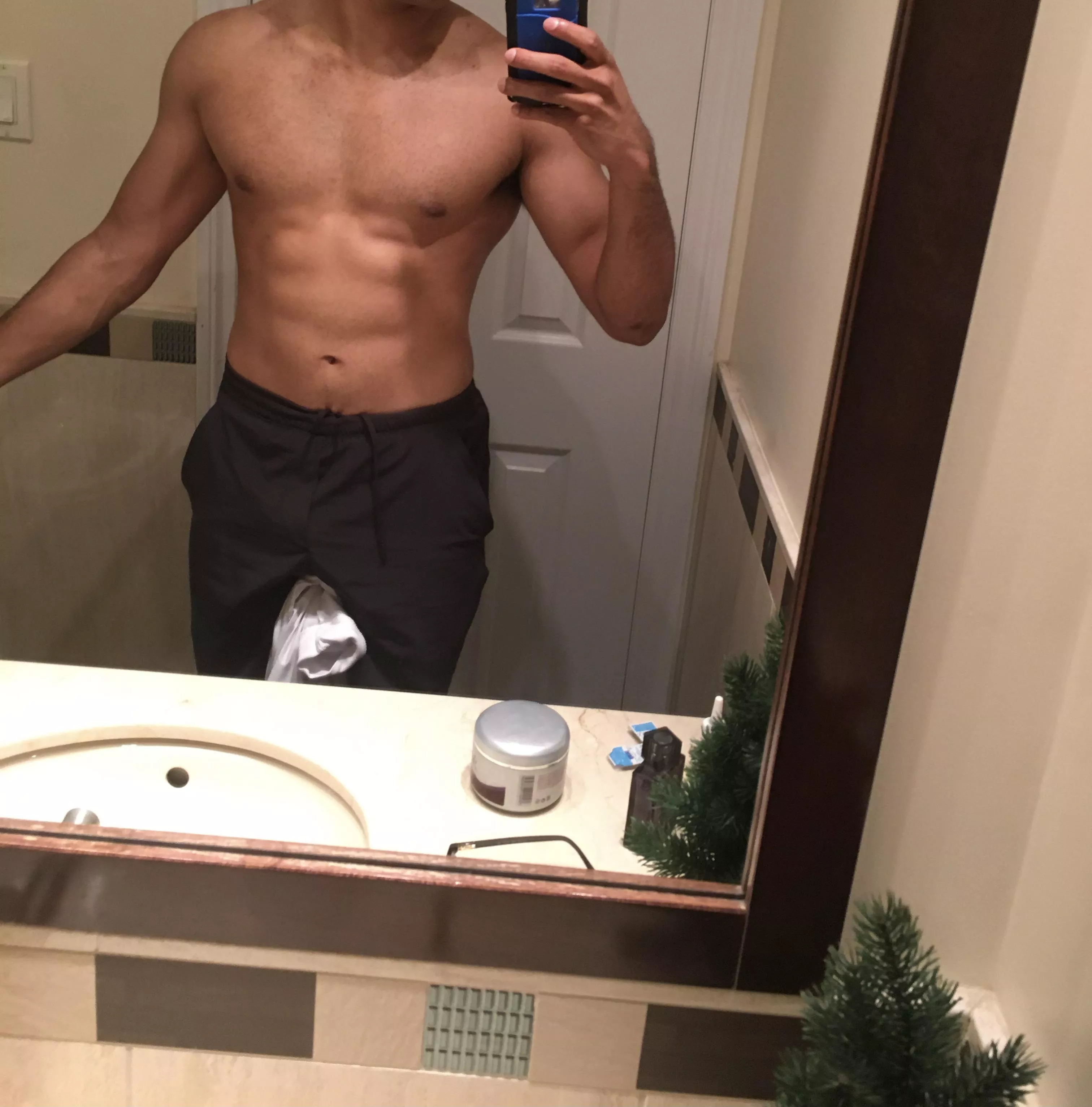 22 [m], straight, hung (see profile), and looking for a sexy lady who can handle meðŸ˜ pm if youâ€™re interested:)