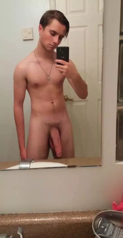 23 year old white hung stud from windsor Ontario here, Iâ€™m very athletic and fit as well as bi with a BWC! 8.93 inches hard