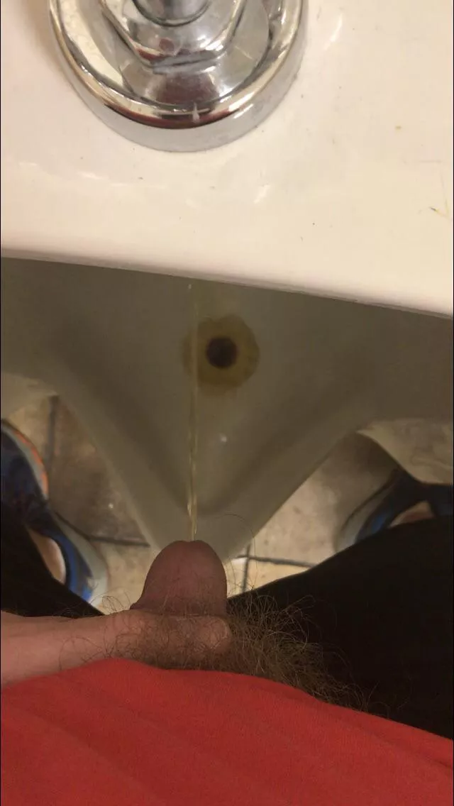 [24M] me pissing at a urinal...who wants a drink? 😘