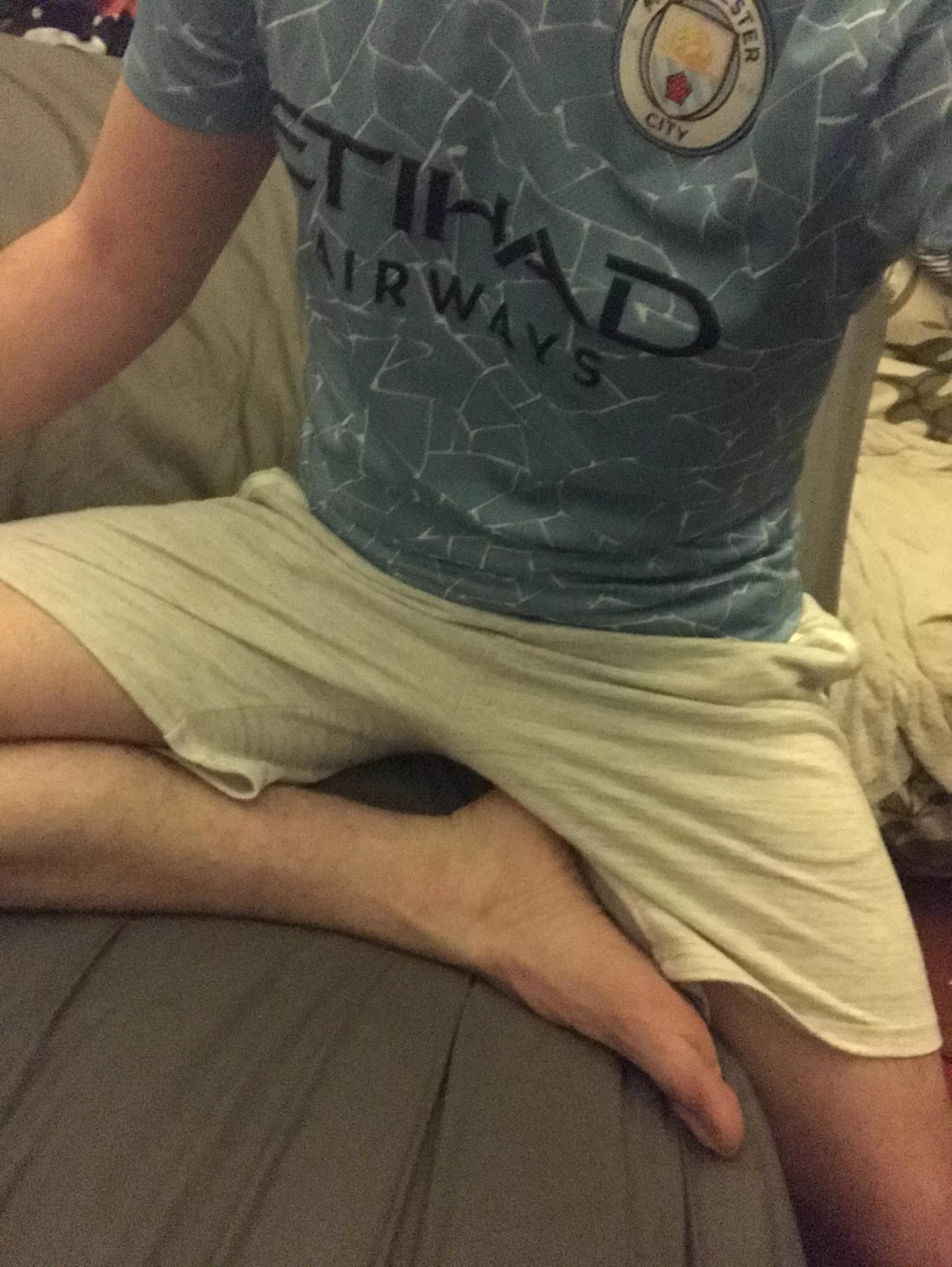 25, looking for a scally lil bro to worship my feet (amongst other things).