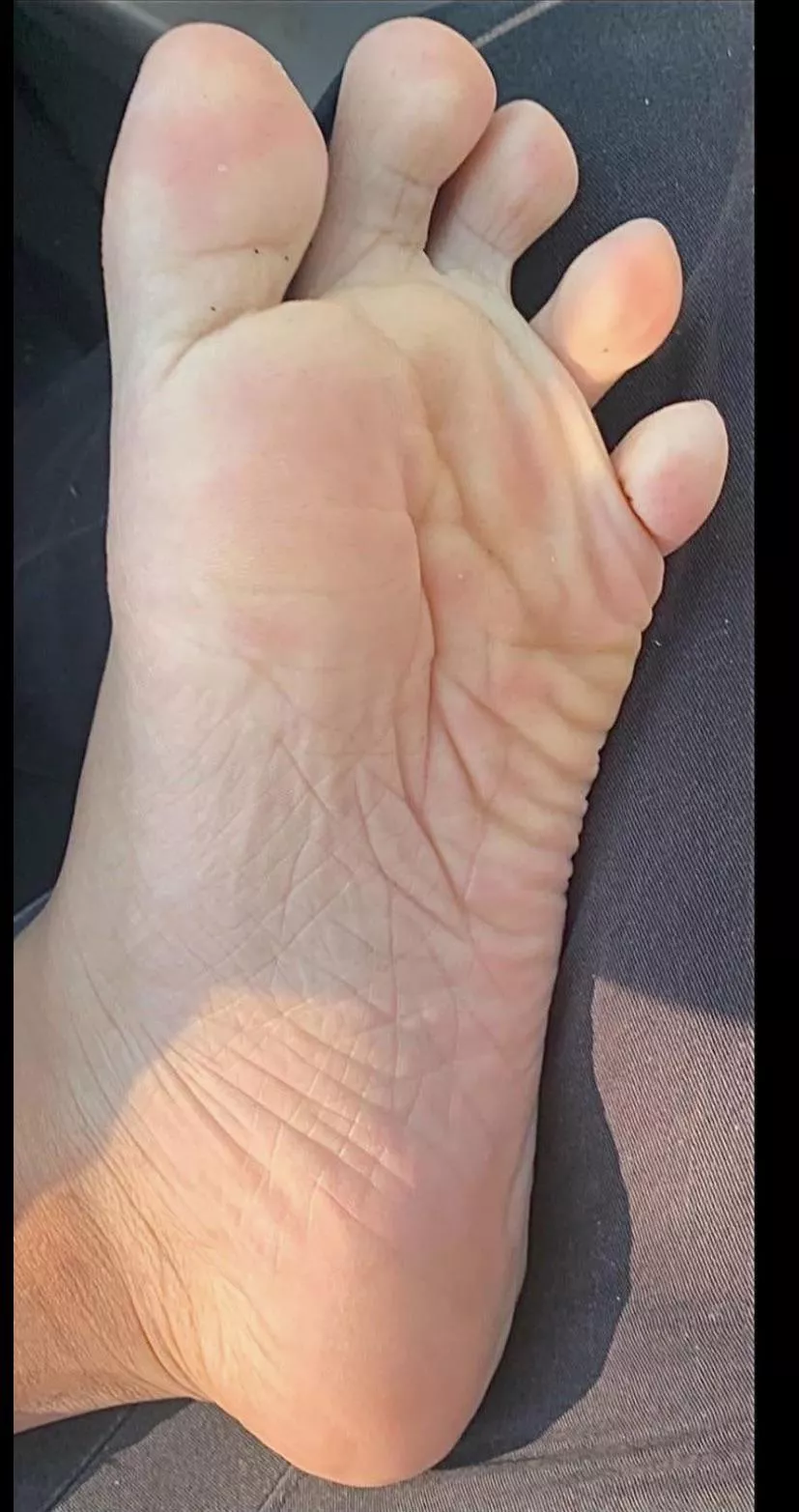 25M connecticut - Hit me up if you want to suck my toes and lick my soft soles in my car (Iâ€™ll drive to you)