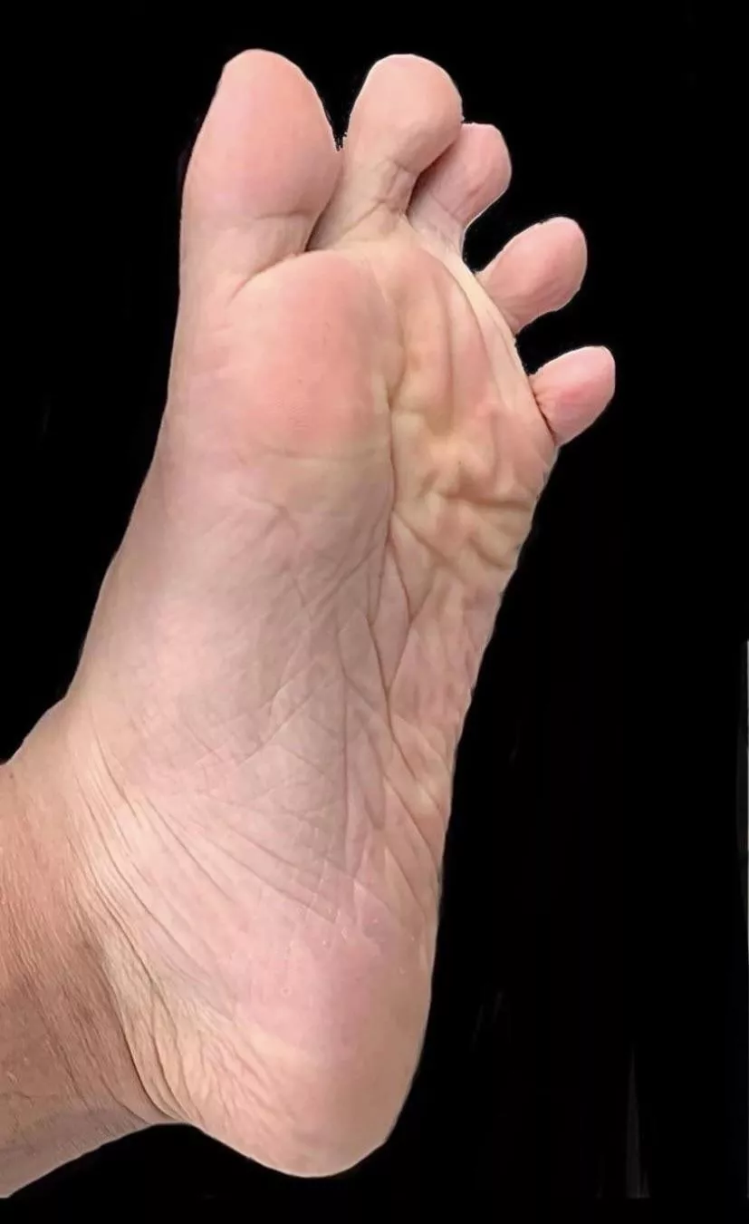 25M | Connecticut - Looking for someone with a foot fetish that wants to suck my toes (Iâ€™ll sit back and relax while you enjoy them)