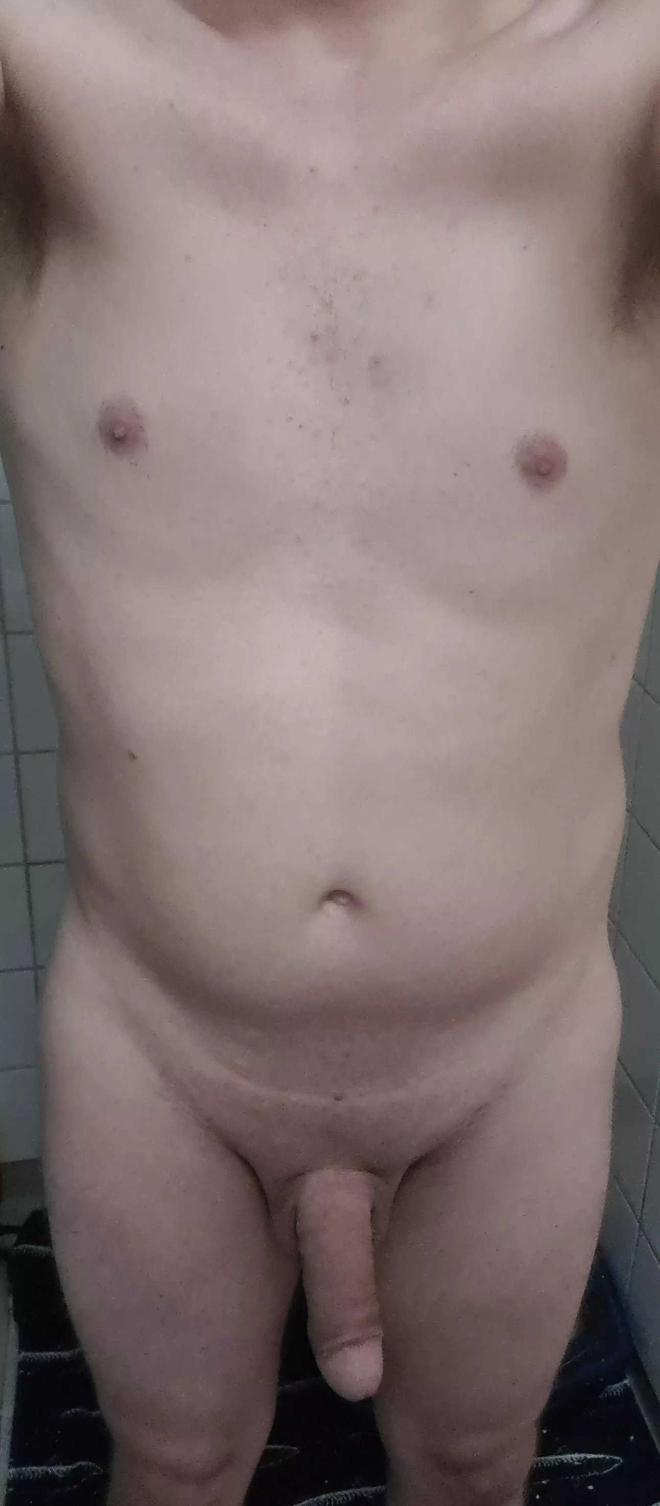 [28, 72kg, 180cm] Insecure about my body. Trying to learn to accept it. Would love some feedback