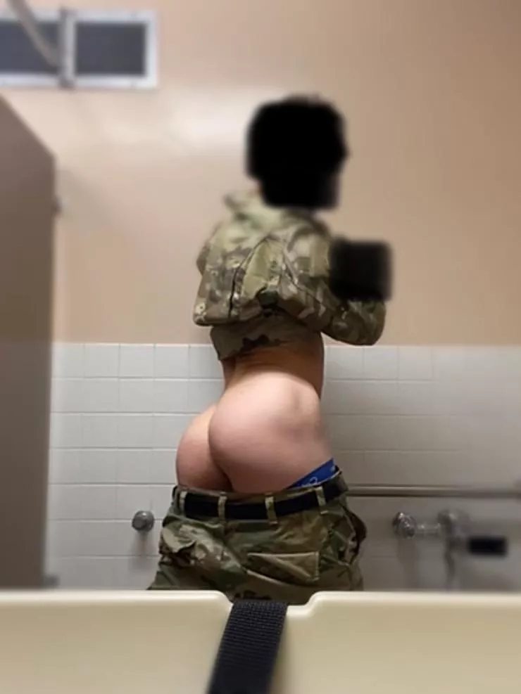 29 Bi male. Would love to get fucked in my uniform 😏