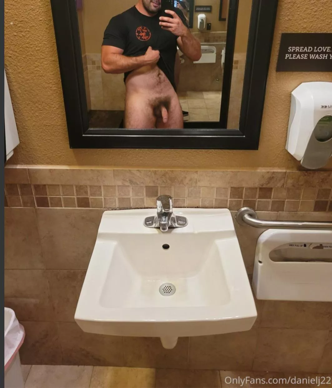 29 (M) felt good after yesterday's workout and after seeing all the ass in the gym, had to take a break and edge in the bathroom.