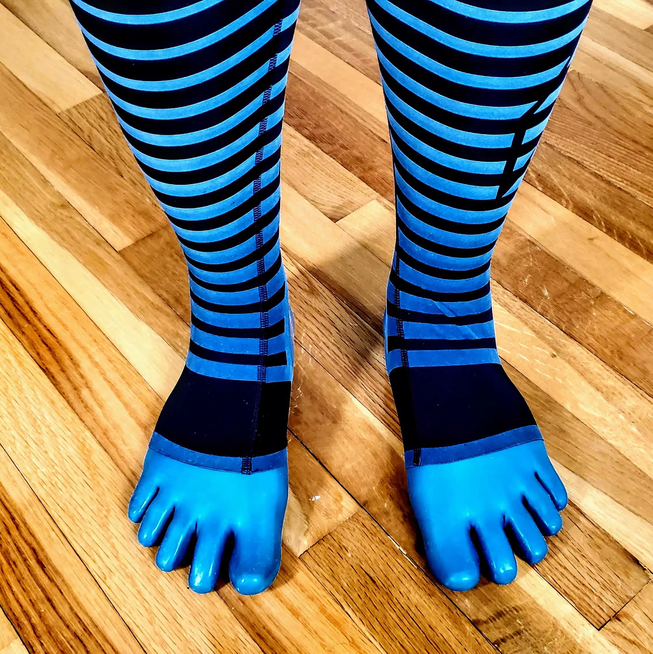 2XU compression tights and latex toe socks closeup