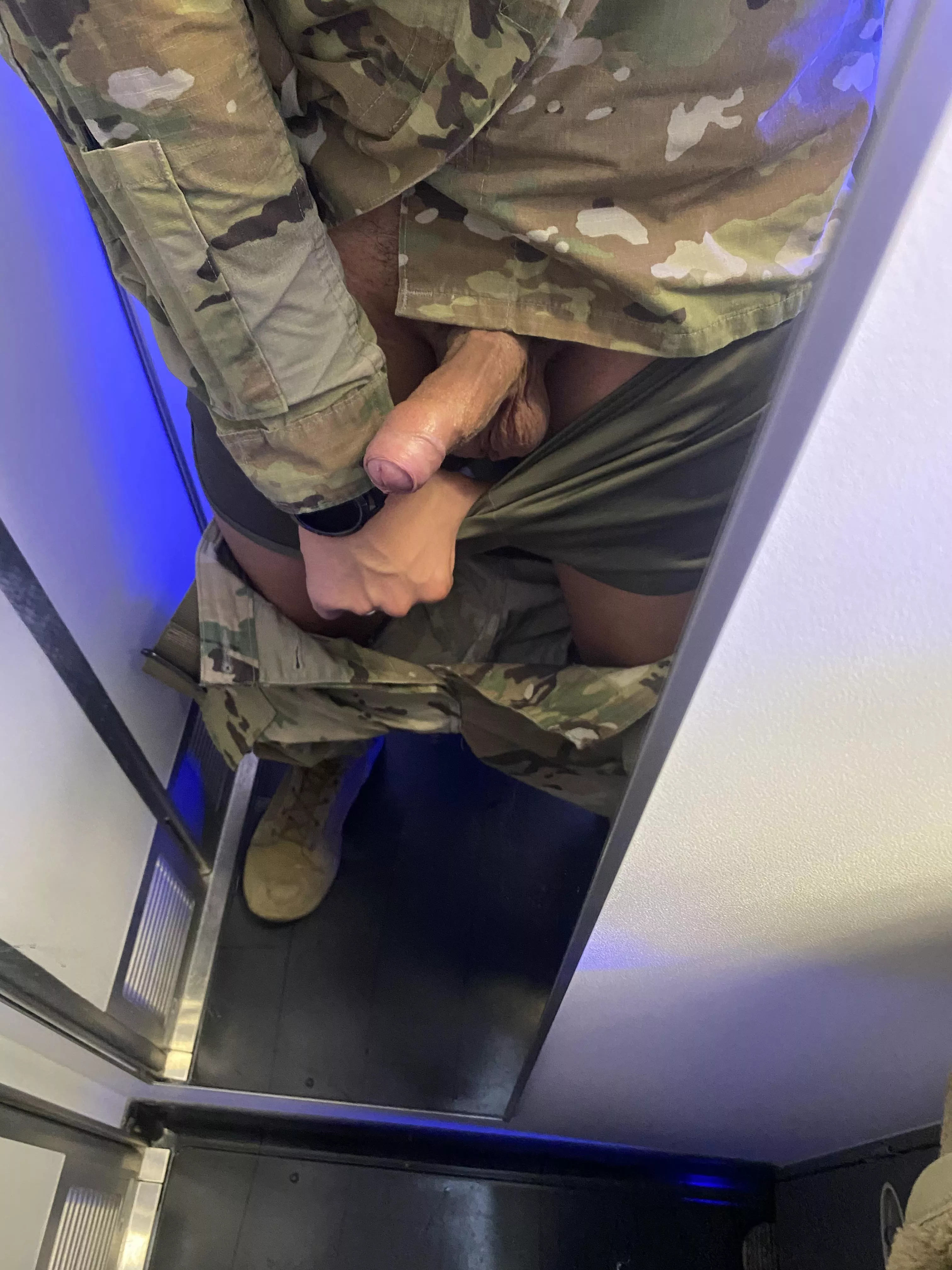 30. Anyone else get hard on flights? Dm me 😈