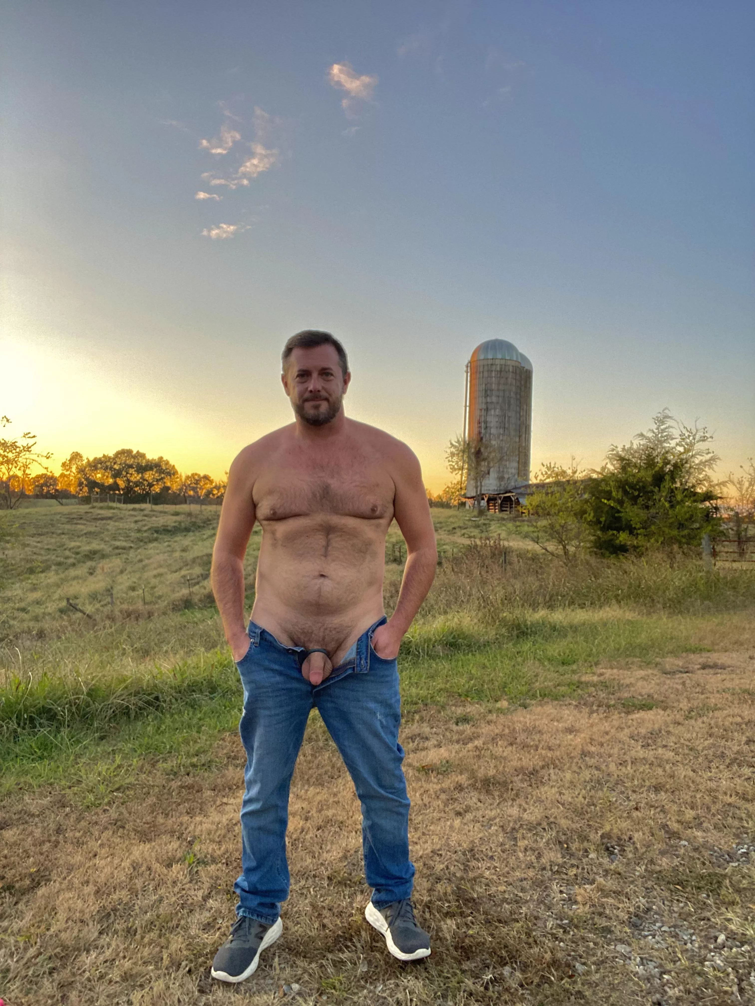 [39] Looking for a boy to come enjoy these sunsets on the farm with me