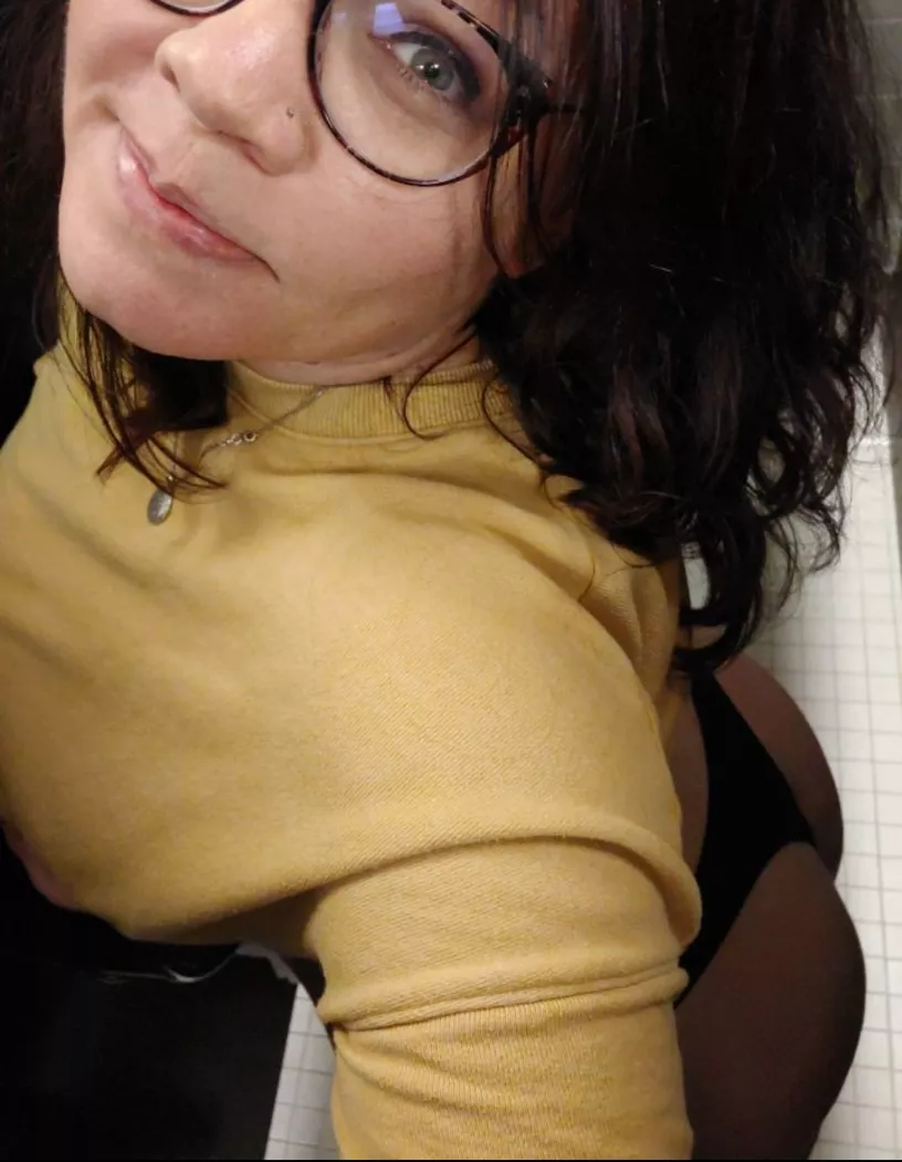 40 [F] work bathroom selfie ðŸ˜˜