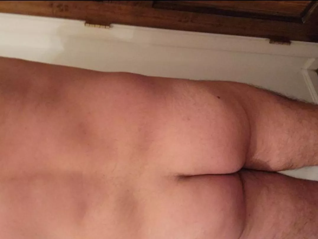 40yo dad bod. Cute butt too?