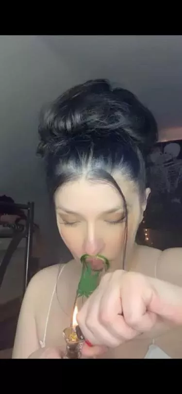 420. Weed girl for life. WHAT DO U USE TO SMOKE?!ðŸ˜ŠðŸ’¨ðŸ’‹