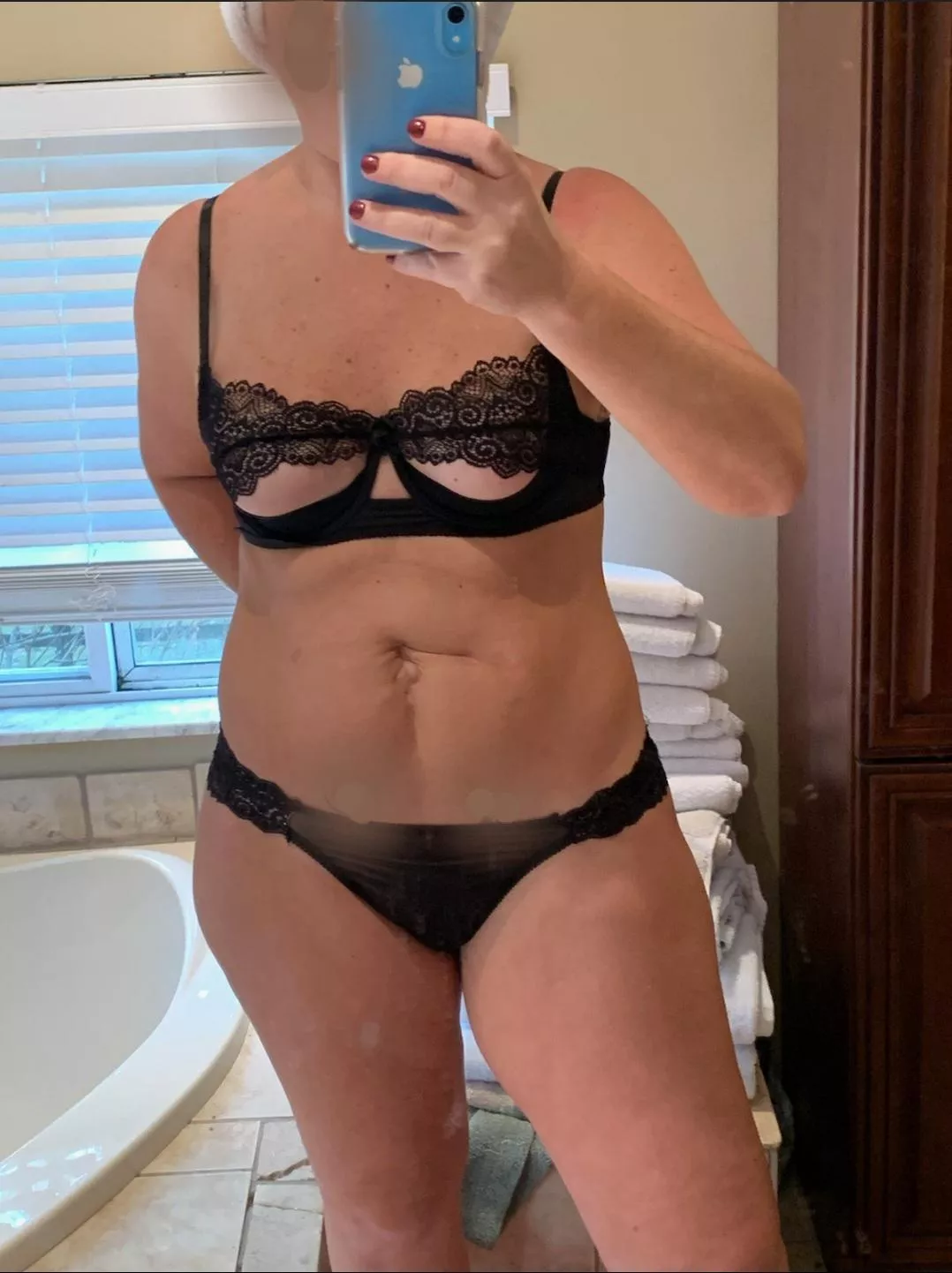 42[f] New outfit. What do you think?