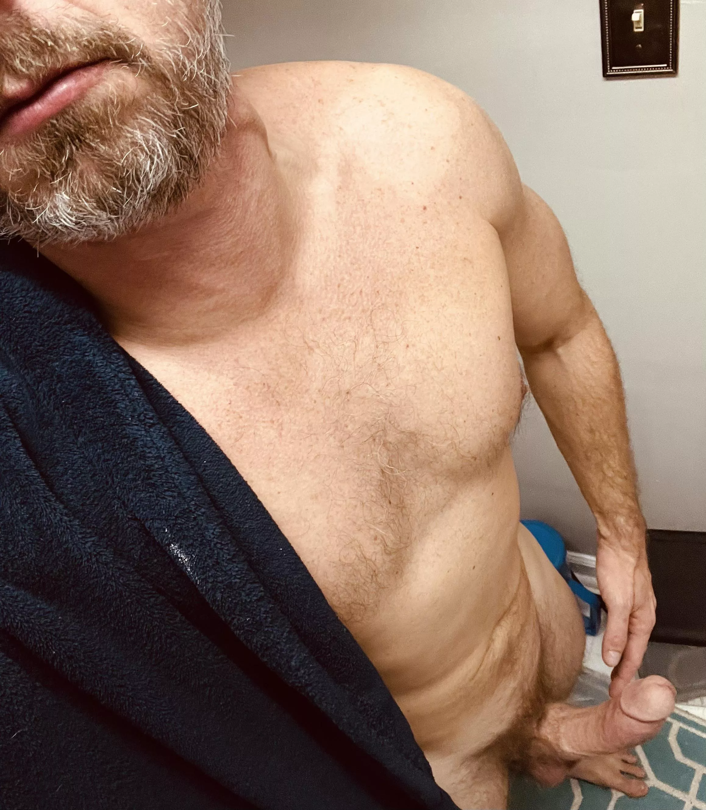 [44] Drunk married dude looking for same.