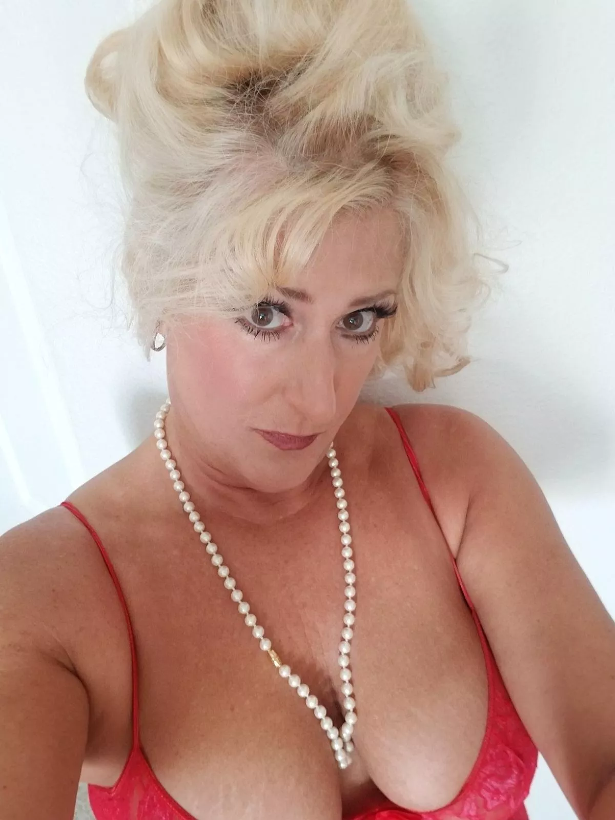 54 and looking to be your new MILF obsession