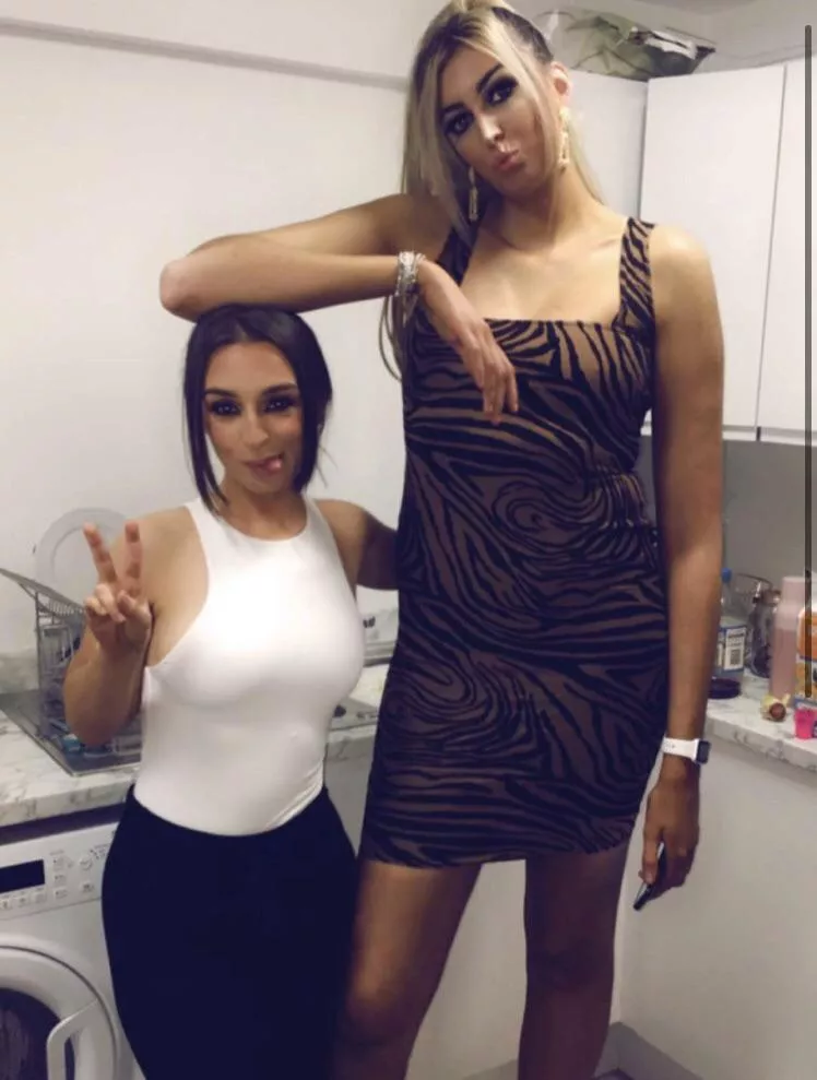 6’9” Jessica Pardoe with a short friend