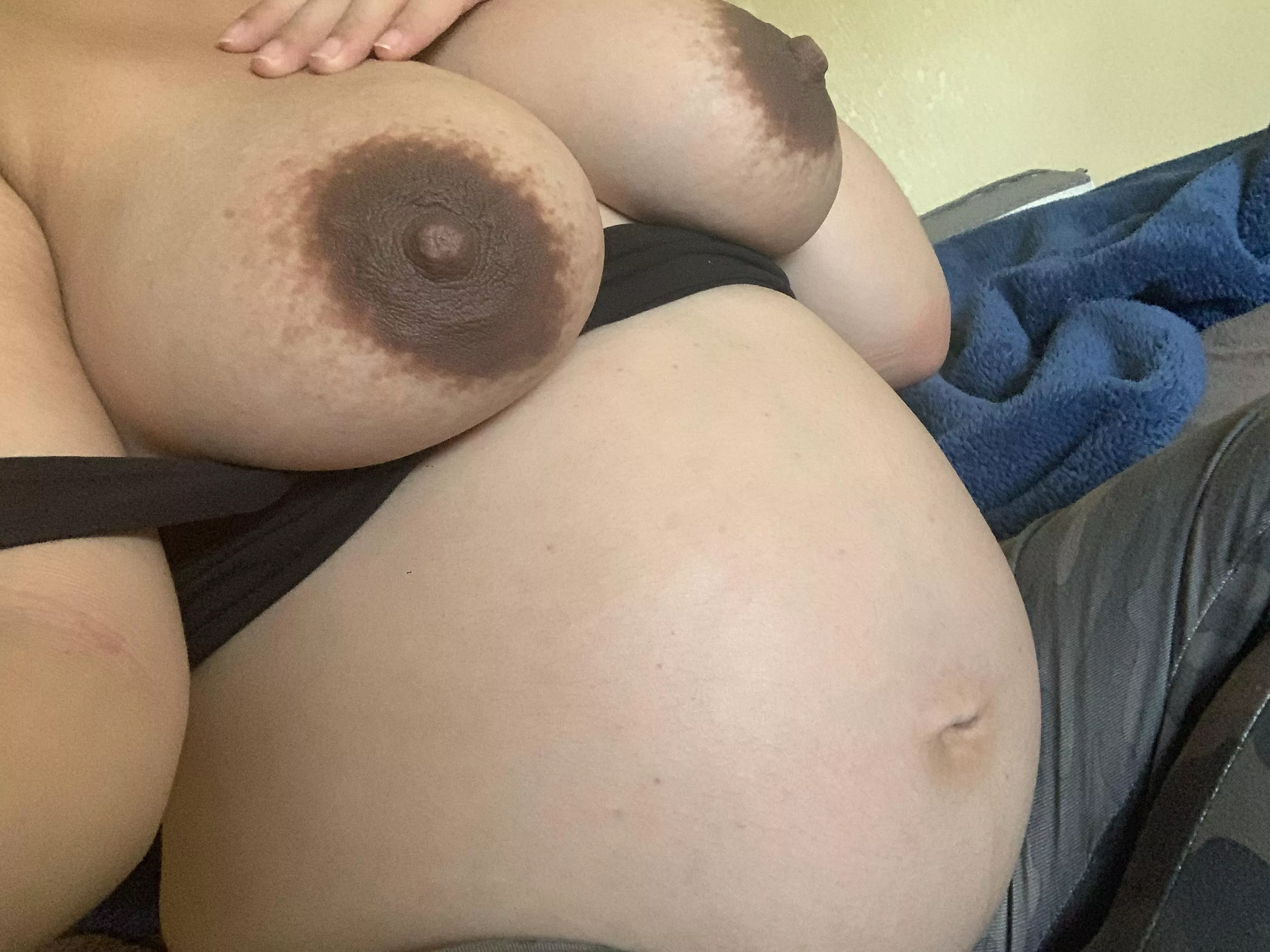 8 months pregnant and already have such full and sore tits who wants to suck on them ðŸ¥µ