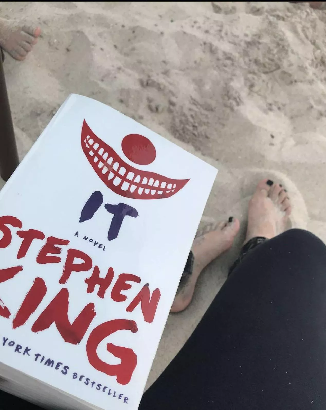 A great book and sexy feet! â¤ï¸ðŸ–¤