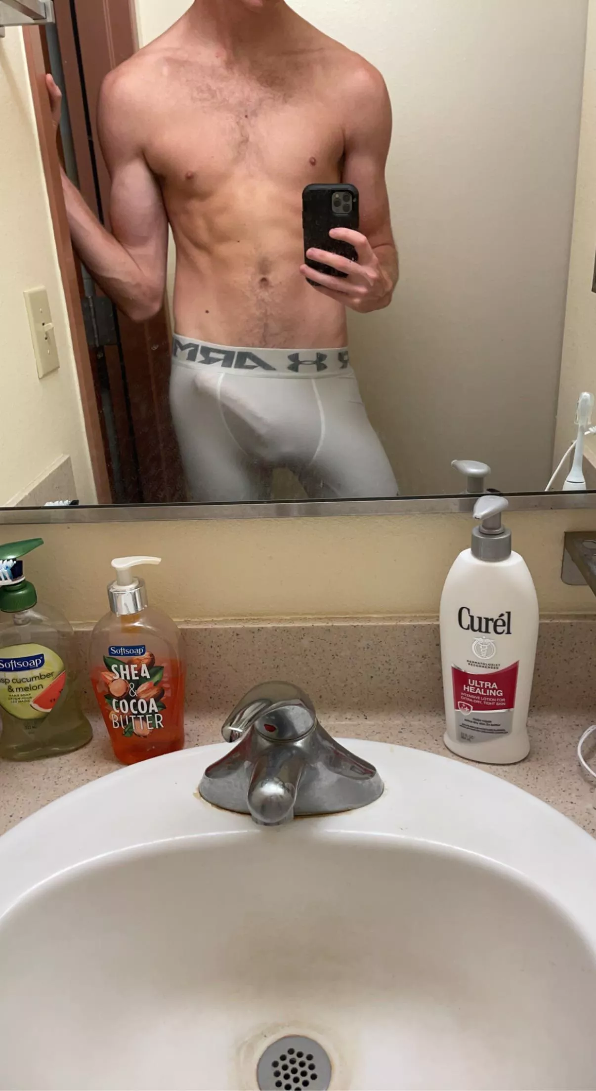 A little morning bulge 🤪