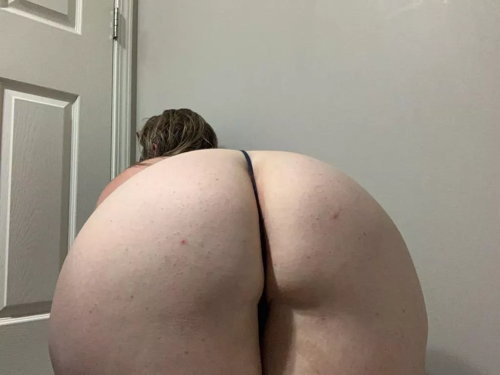 A new day, a new booty pic of the wife ;) happy humpday!