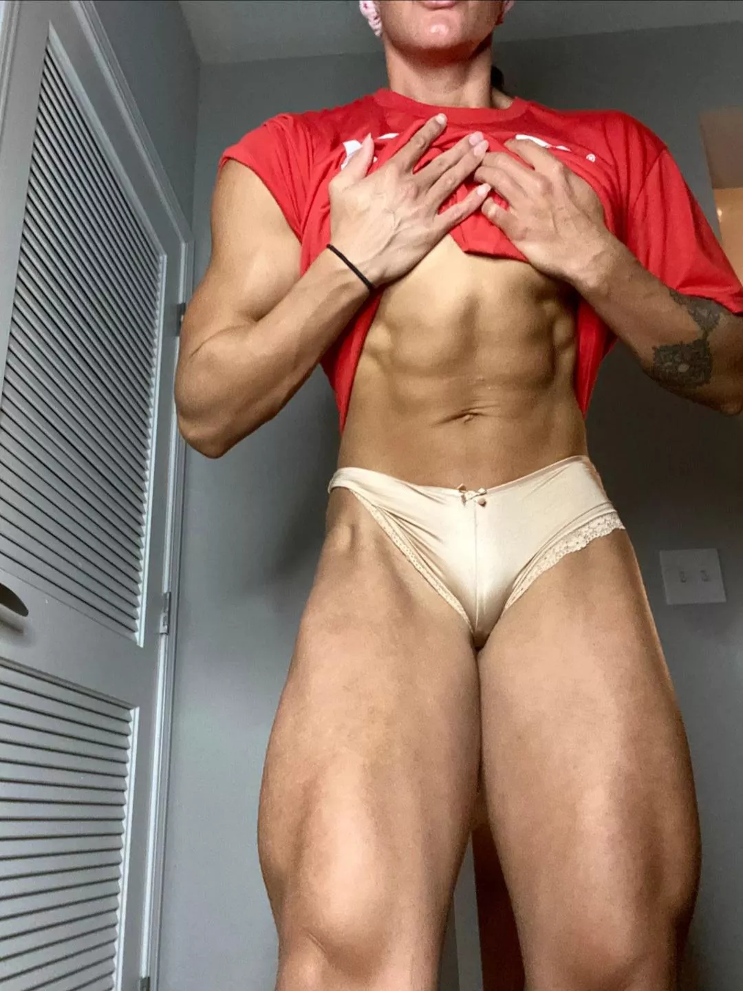 Abs, quads and my plump clit