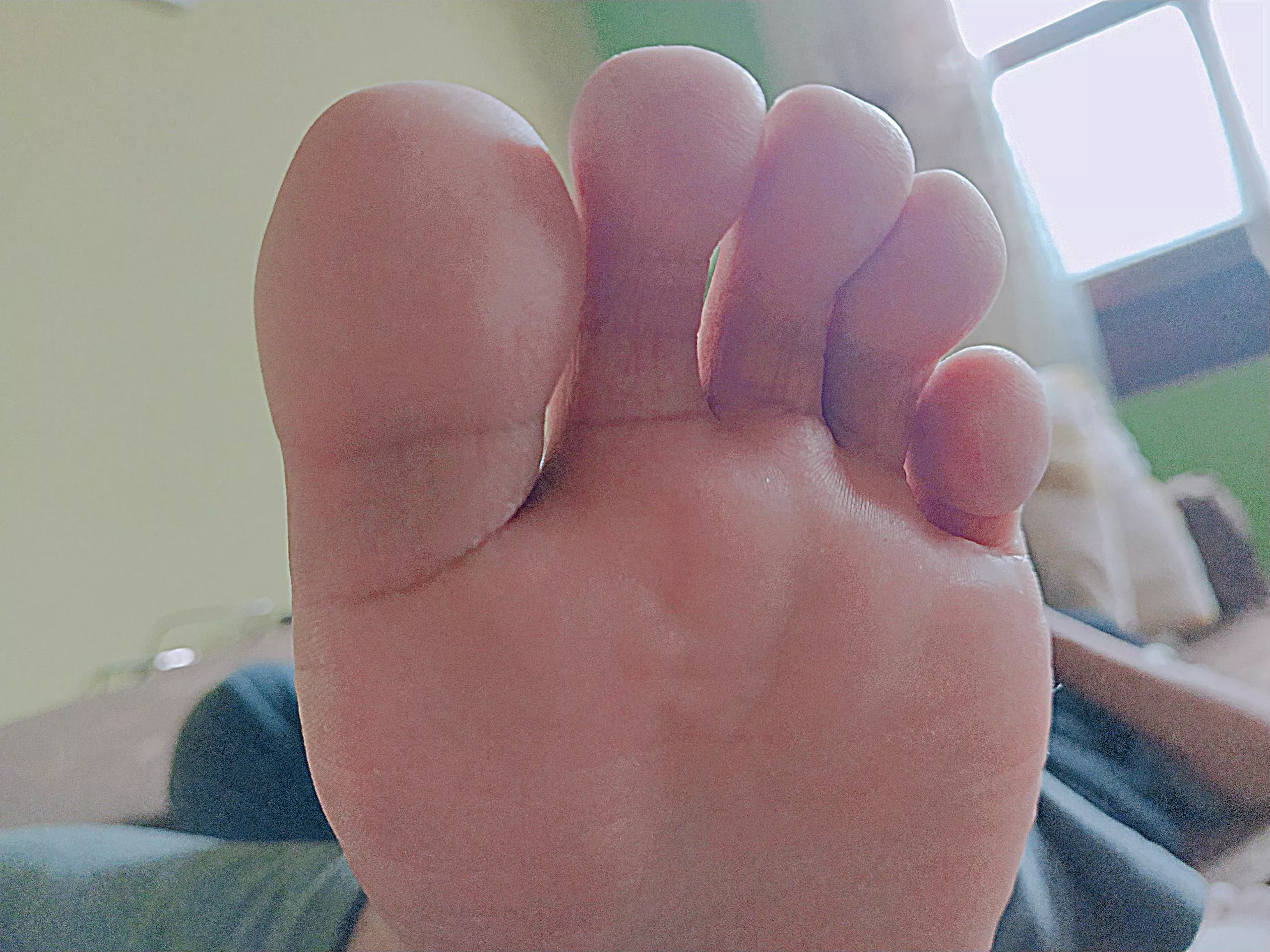 After the gym, my beautiful Latin feet need a massage or better a blowjob 😋