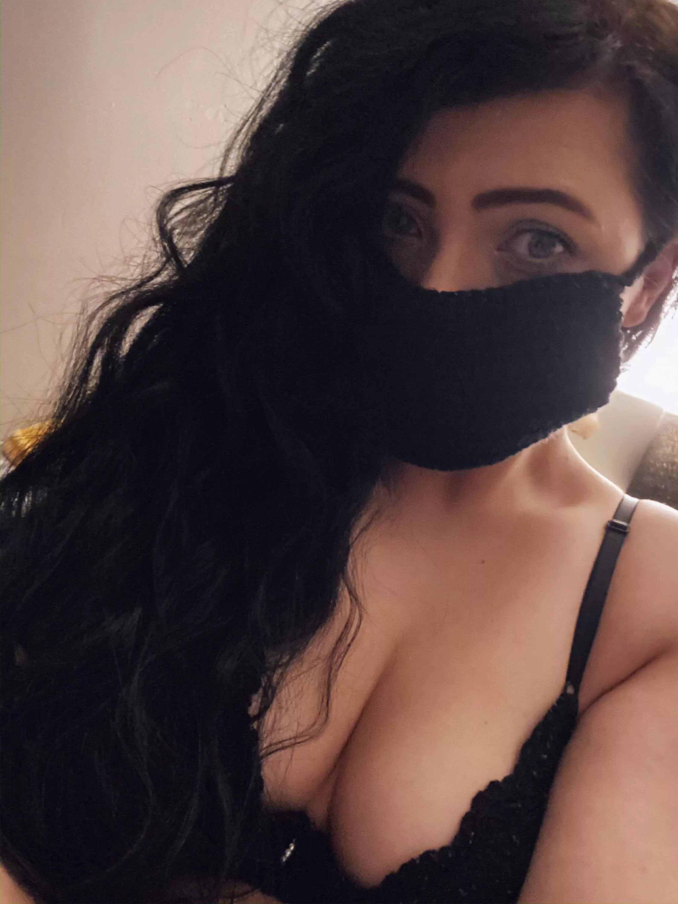 Always wear a mask [F]