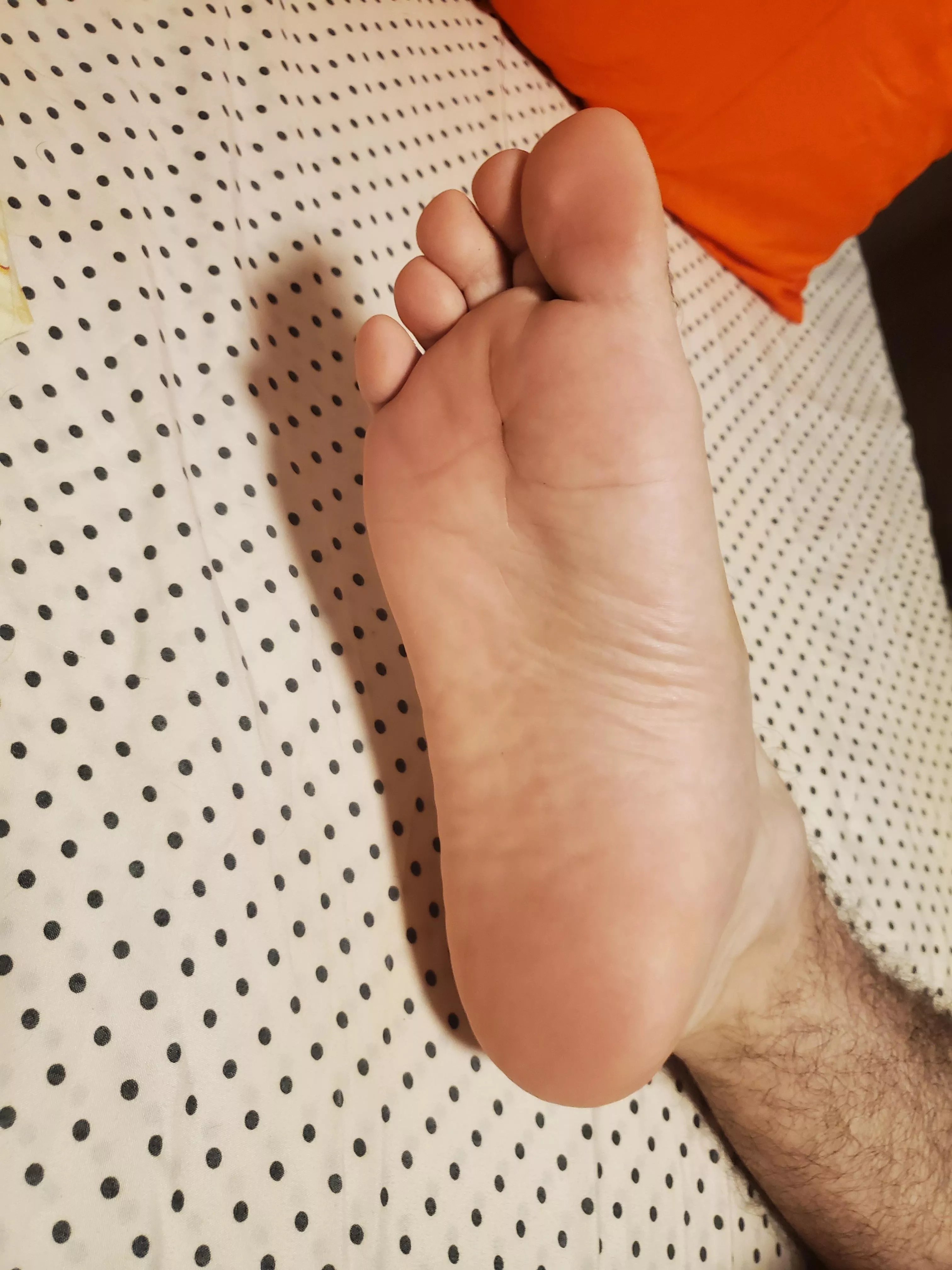 any foot boy would love to worship my feet??its my 1st post so let me know on the dm's your thoughts;)