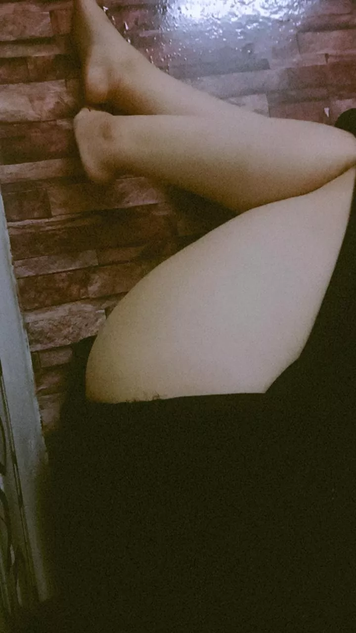 Any paki/Indian boy with a fat juicy cock who would like to eat my ass ? 💋