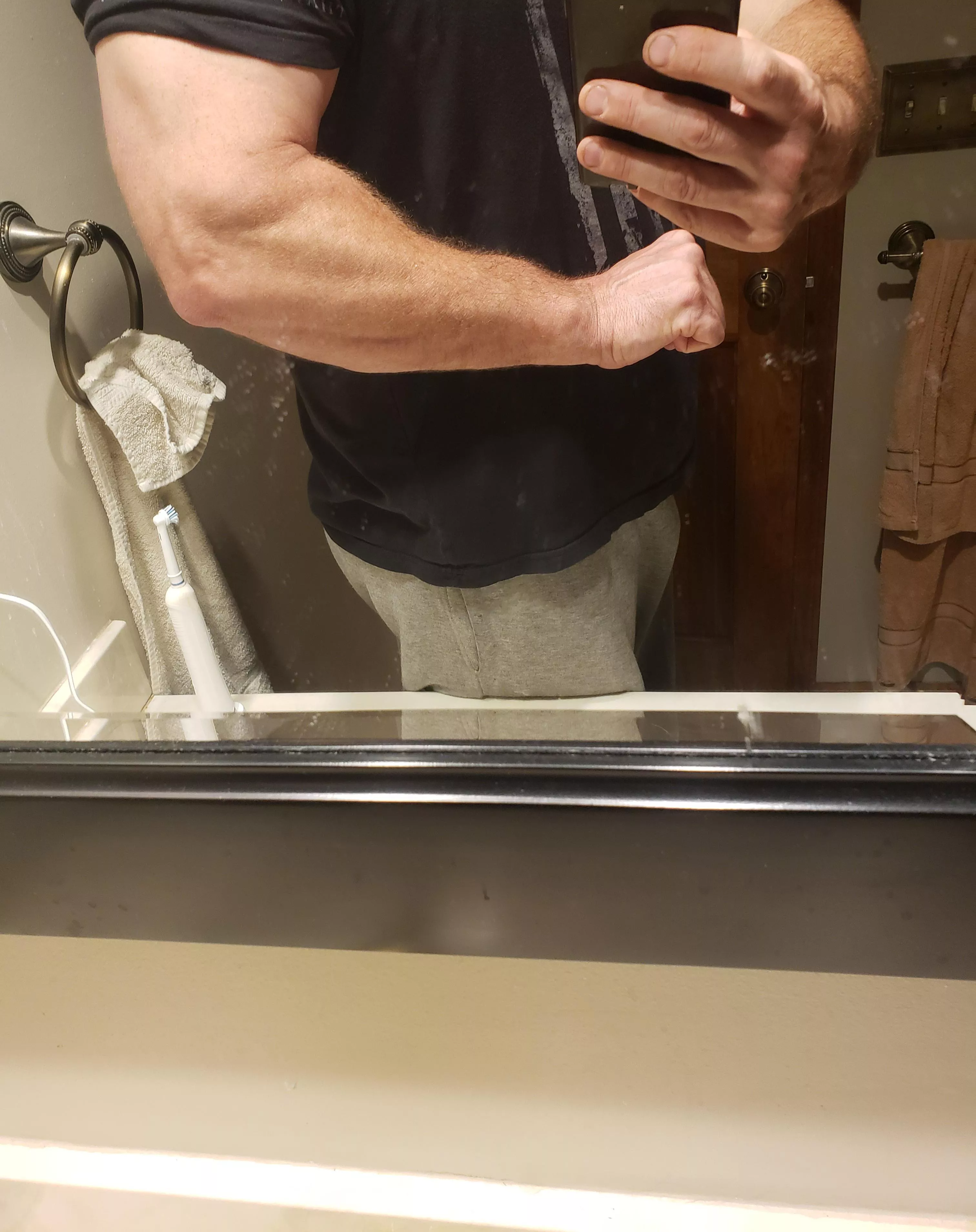 Anyone appreciate some proper forearm ðŸ–? For reference, I'm 6'4