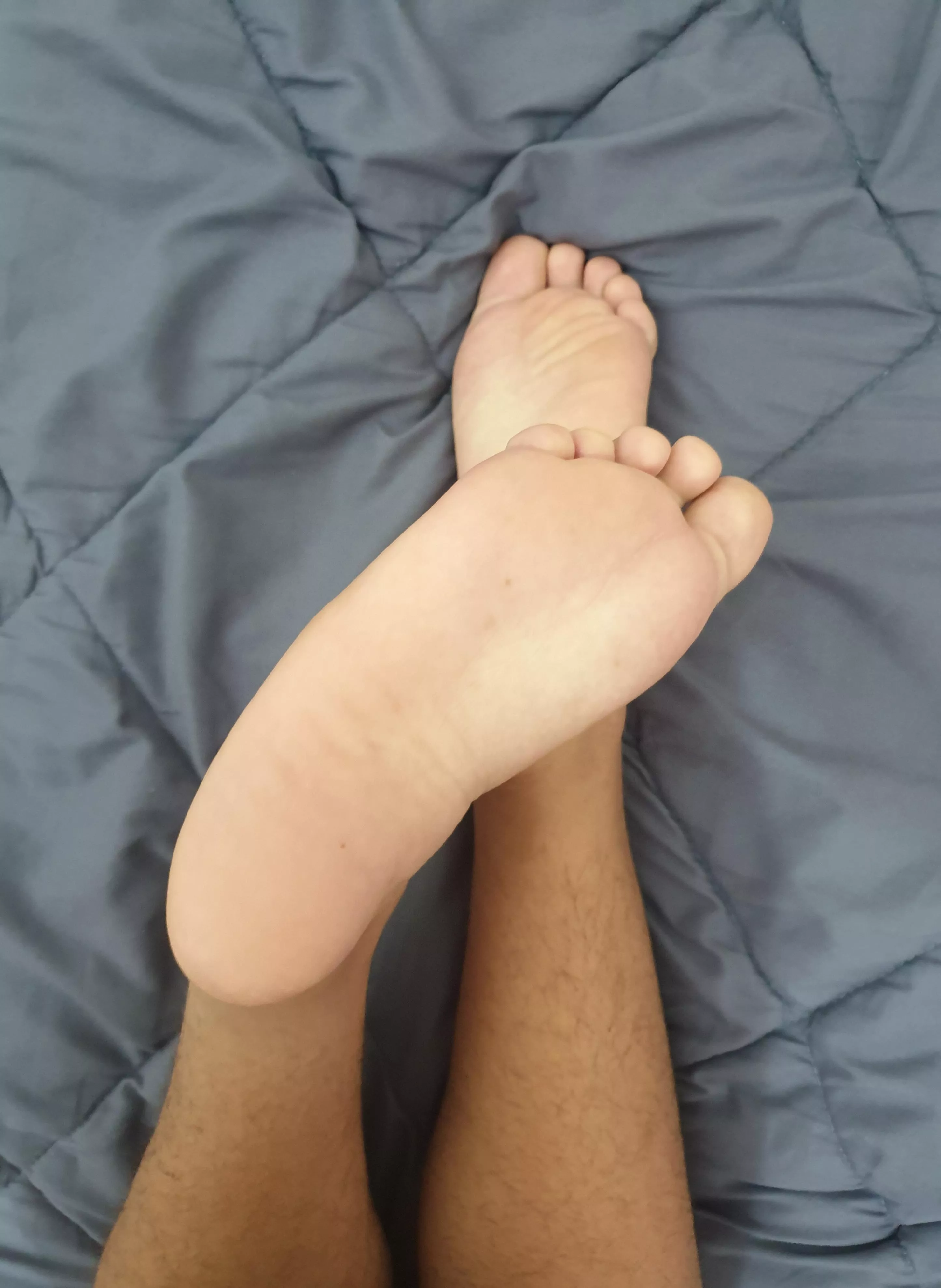 Anyone down to lick my feet?ðŸ‘…ðŸ’¦ðŸ˜ (FREE ONLYFANS IN MY BIO CHECK ME OUT)ðŸ˜ðŸ”¥