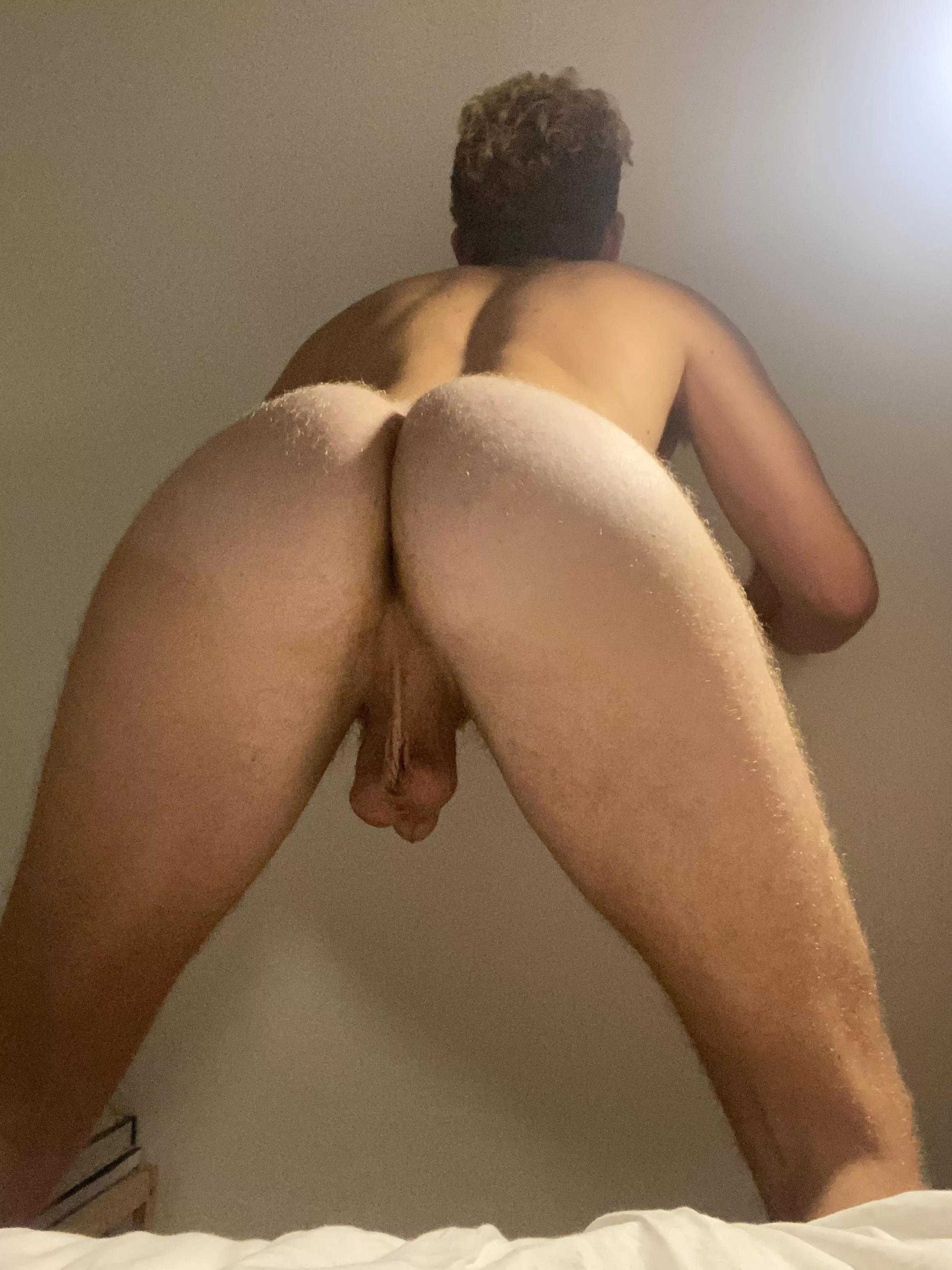 Anyone here into taller bottoms with big butts ðŸ¥º