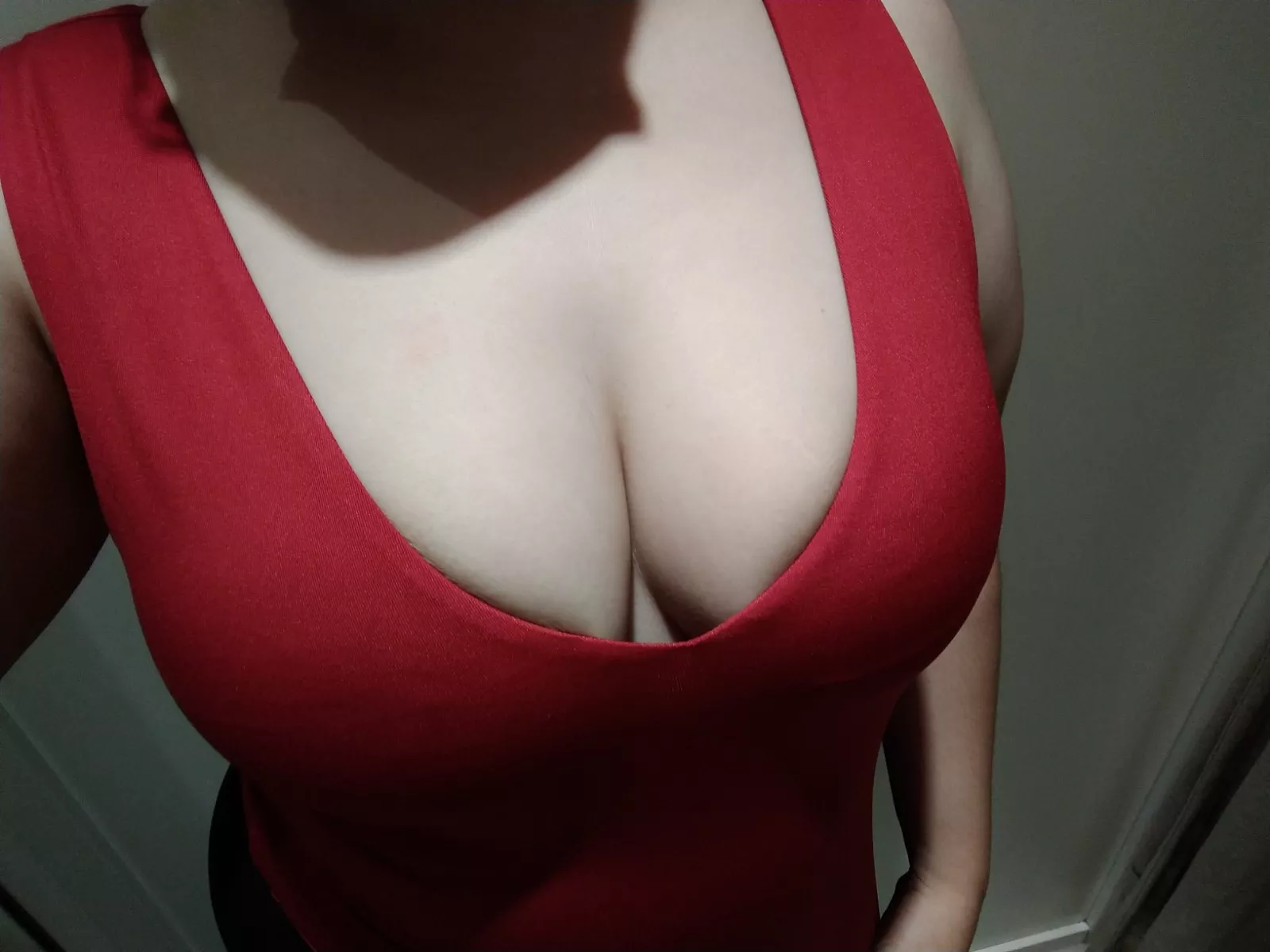 Anyone here likes boobs and tight red dresses? ðŸ˜ [20 F]