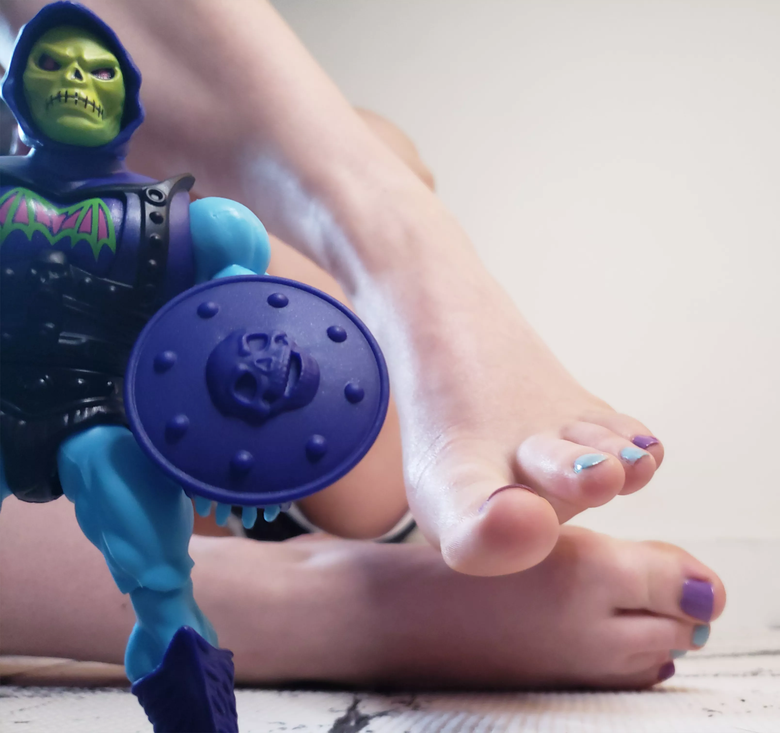 Anyone into feet AND MOTU? 💜💙