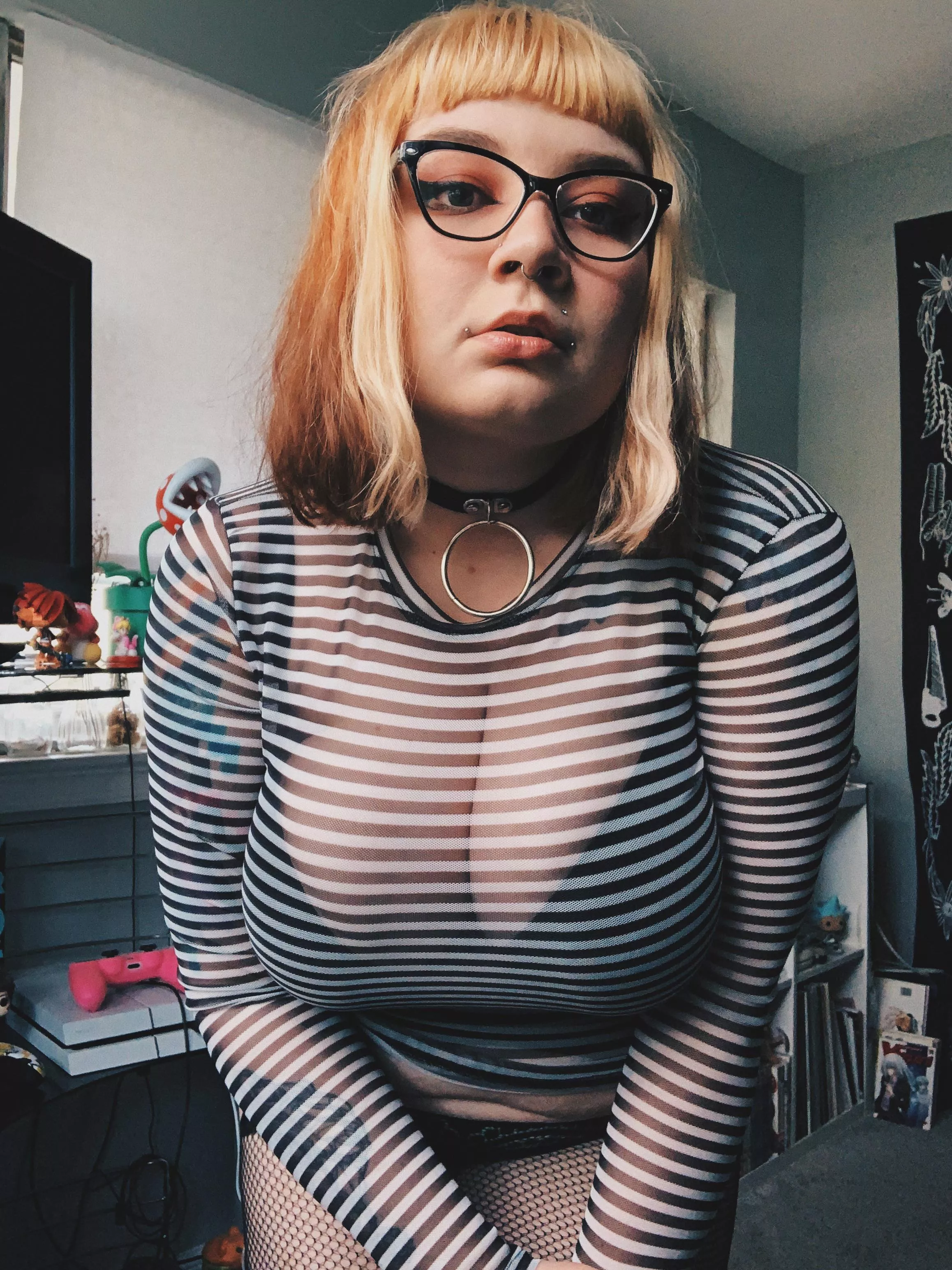 Anyone into nerdy chubby alt girls? 🤓🖤