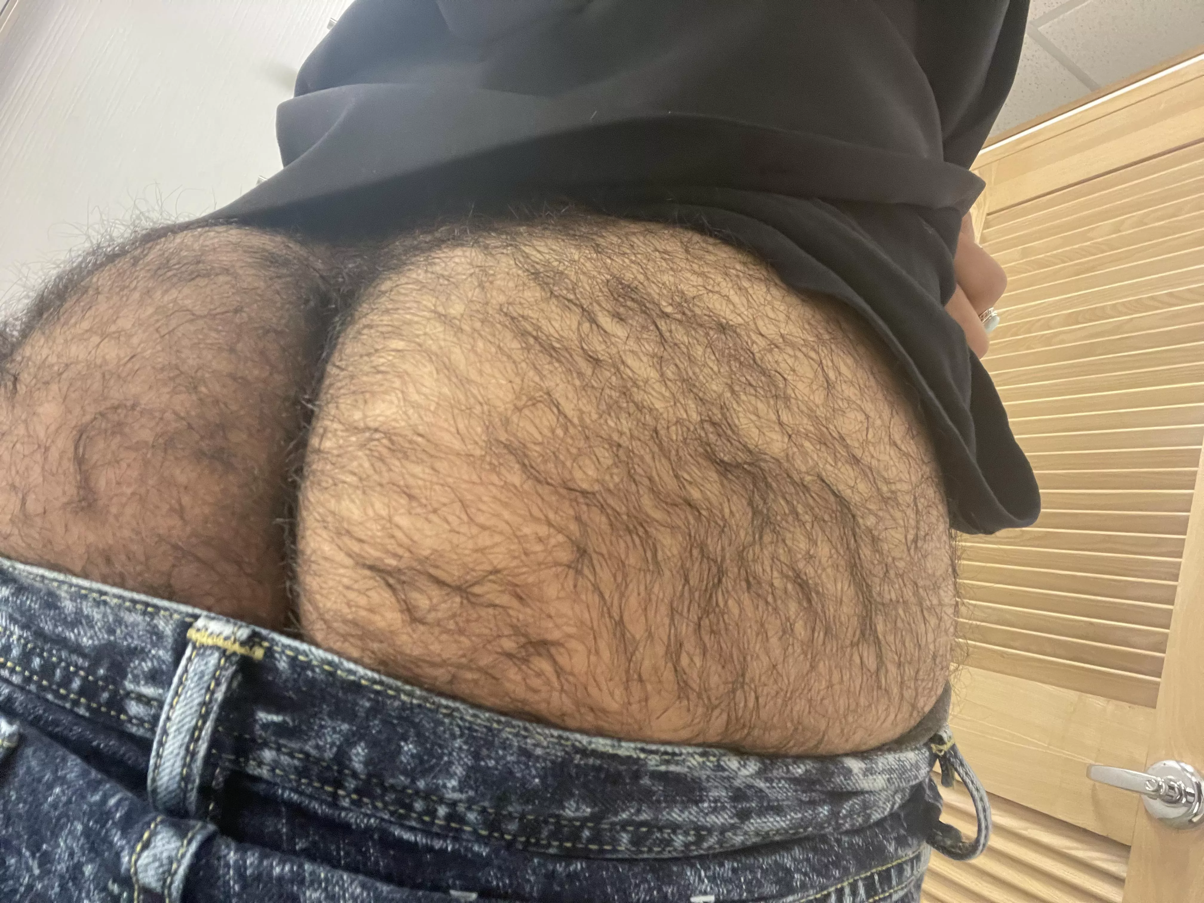 Anyone like a hairy guy??