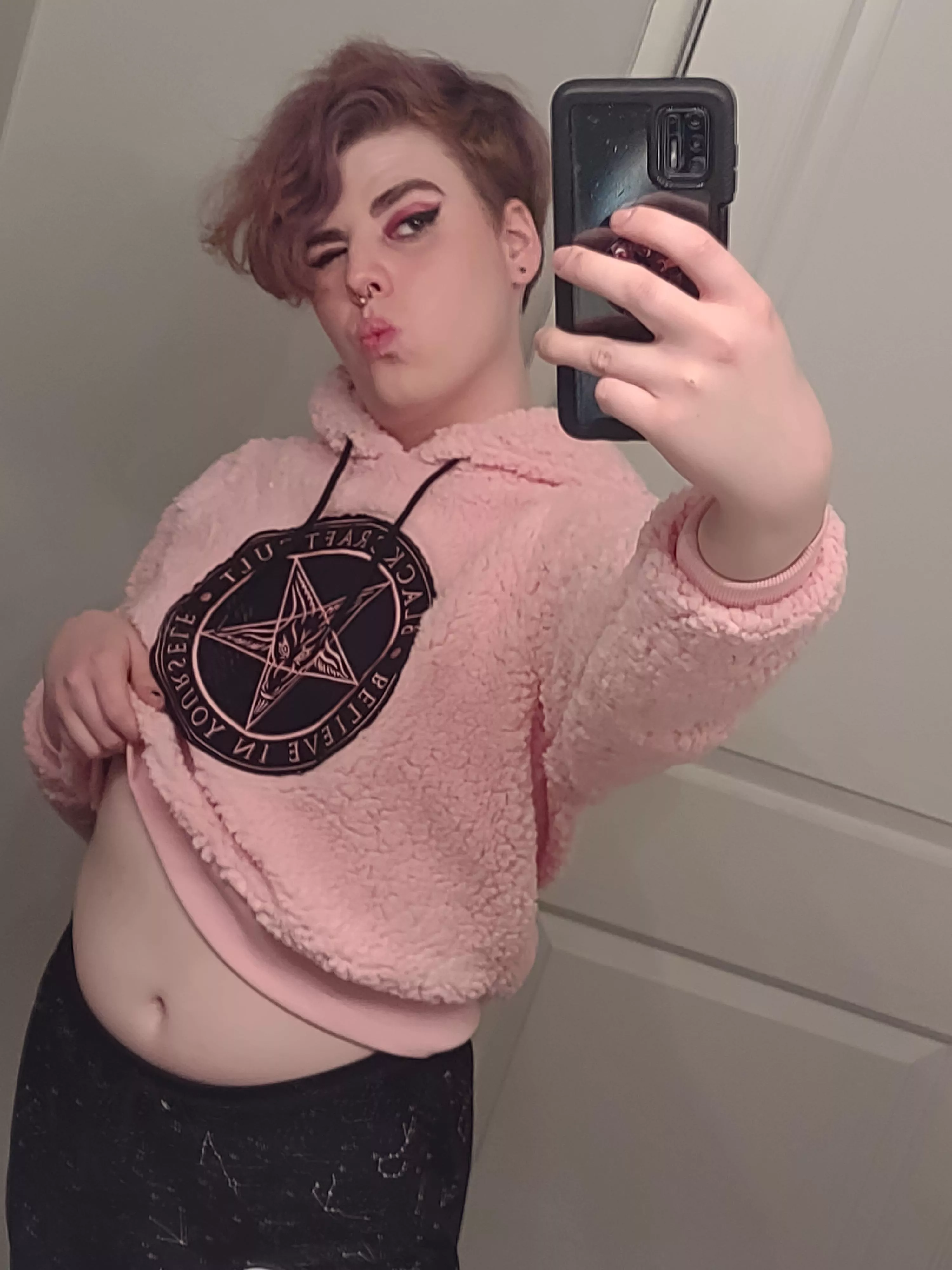 Anyone like femboy bellies?