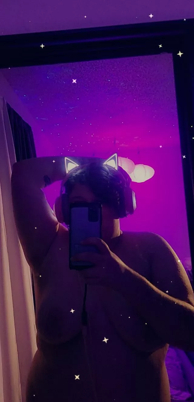 Anyone looks cute in the cat ear headphones 🥰