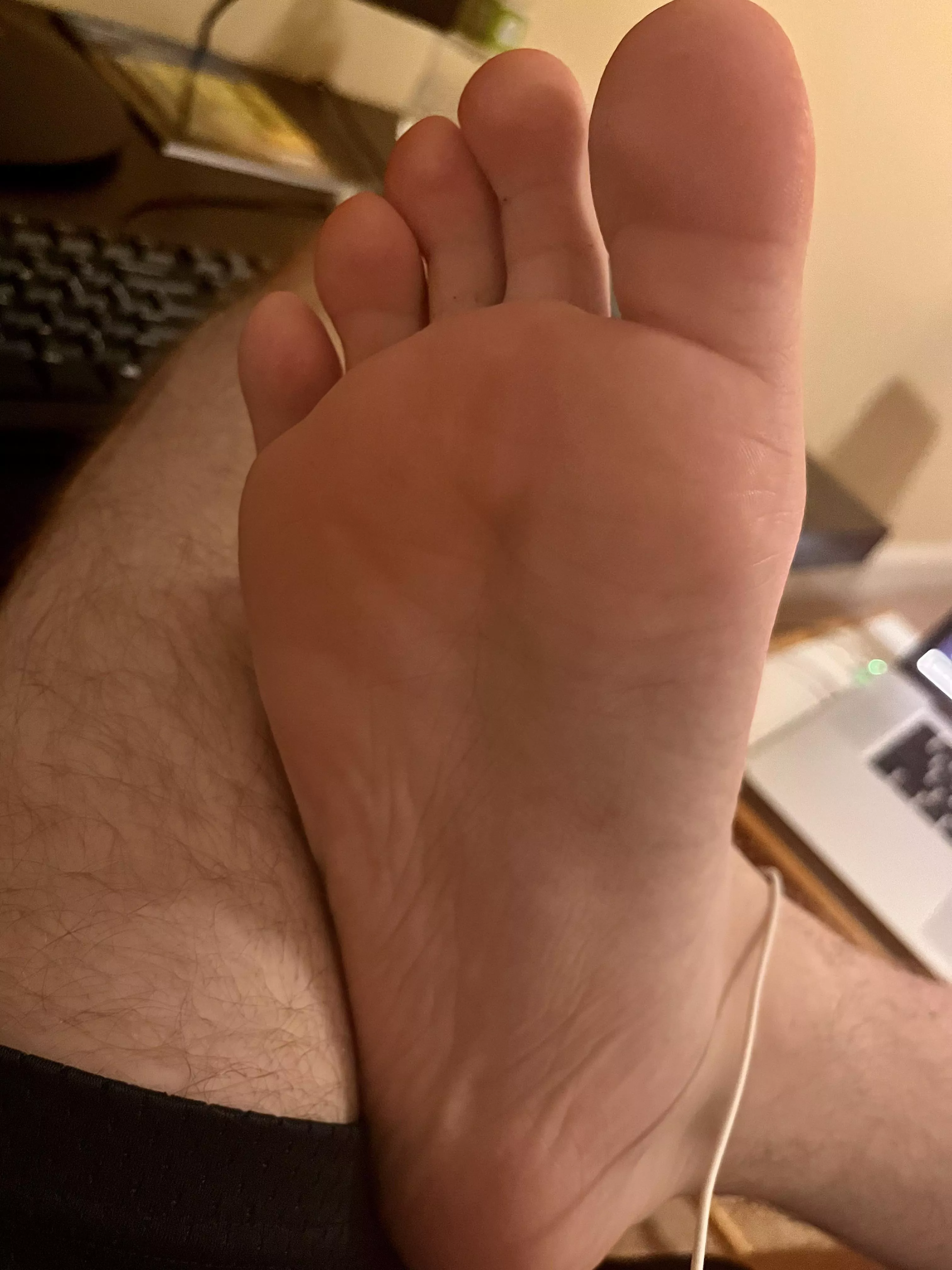 Anyone wanna taste some post-workout college feet while I study? ;)