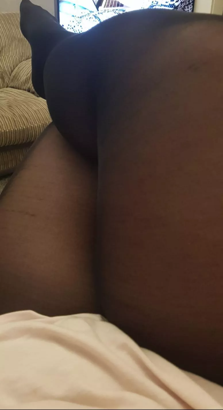 Anyone want to open the wife's legs 😈