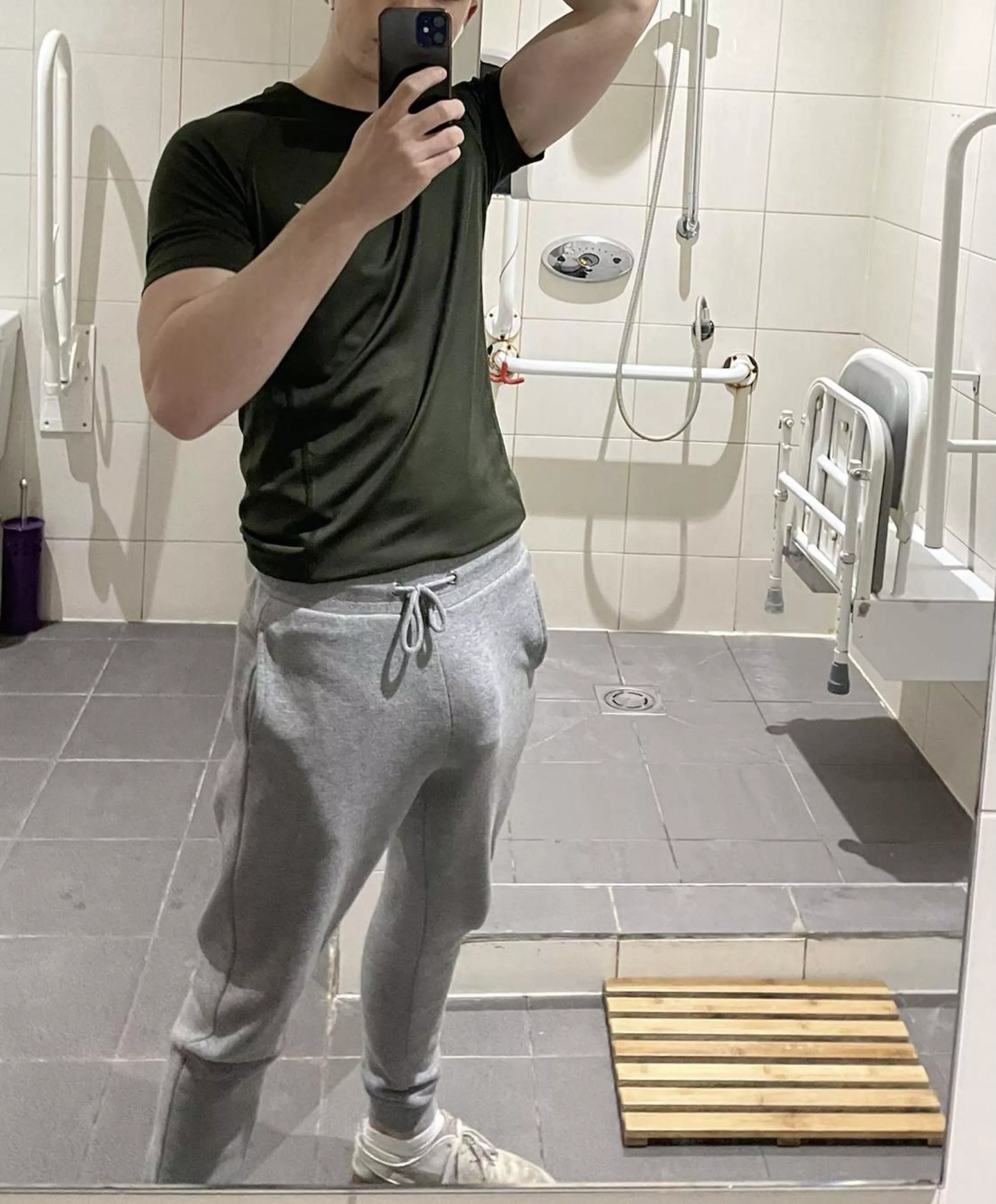 Are grey sweatpants a good idea for the gym?