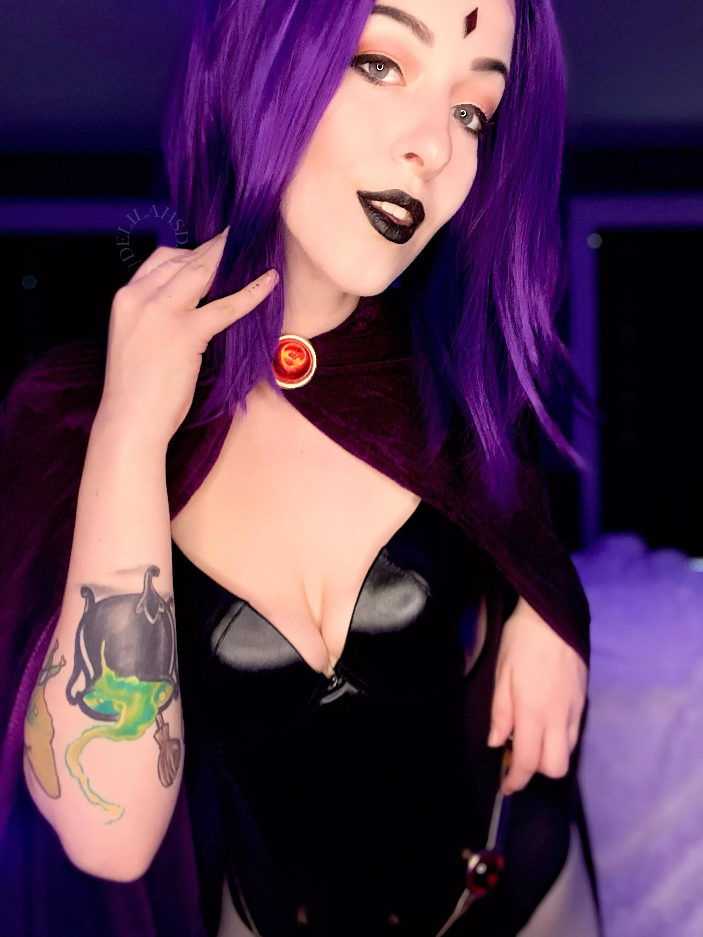 Are there any cosplay fans here? 🖤💜