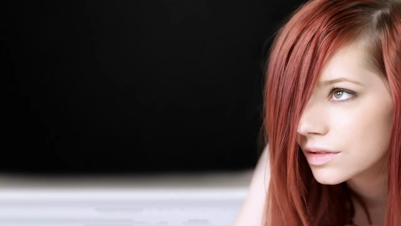 Ariel lightens up a dark studio [16:10 | 16:9]