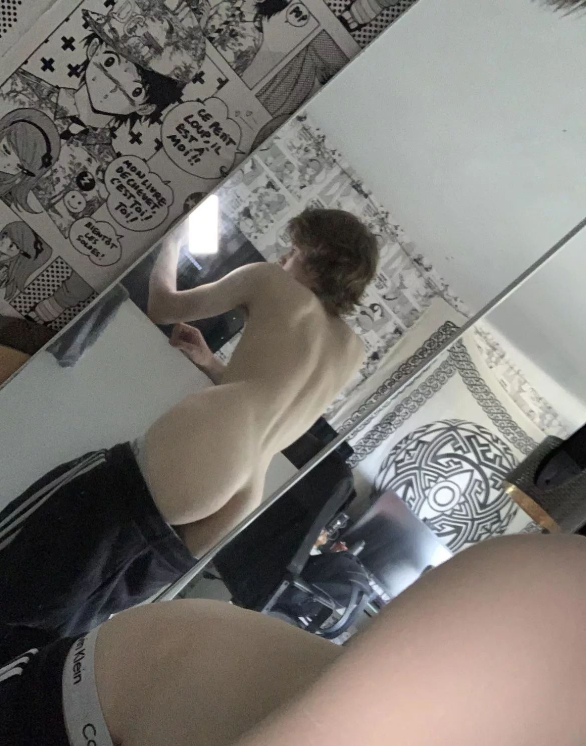 Ass out in the mirror 😩